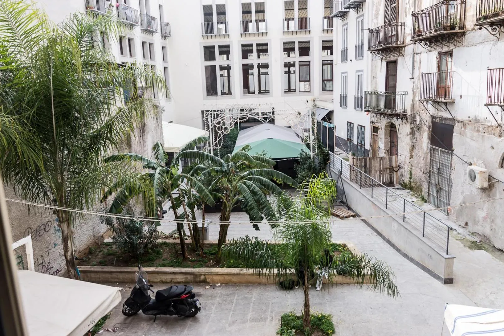 City view in B&B Into Palermo Rooms vicino al teatro Massimo