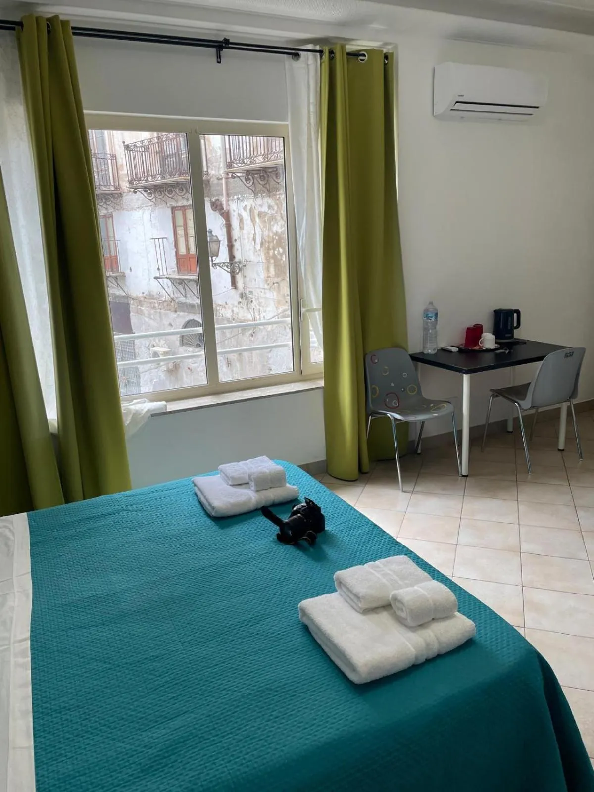 Bedroom, Bed in B&B Into Palermo Rooms vicino al teatro Massimo