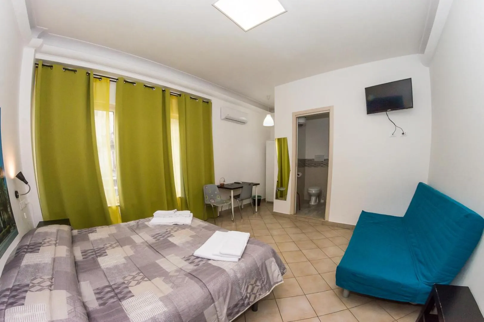 Photo of the whole room, Bed in B&B Into Palermo Rooms vicino al teatro Massimo