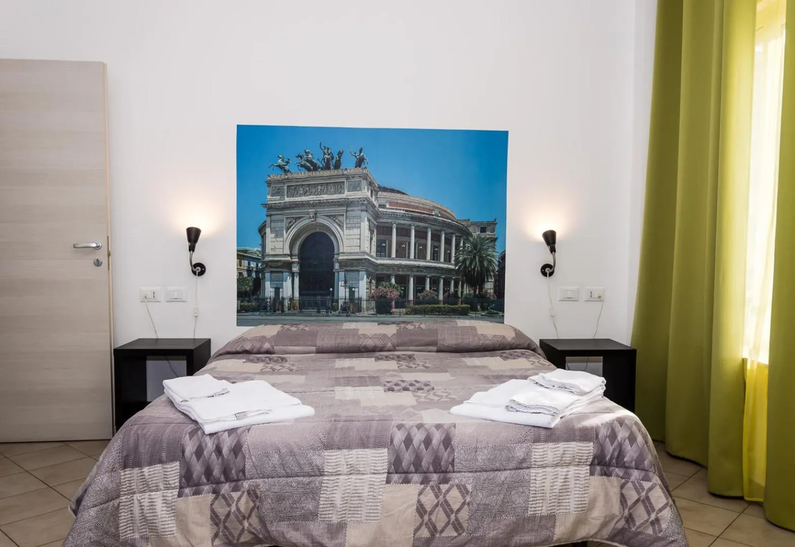 Photo of the whole room, Bed in B&B Into Palermo Rooms vicino al teatro Massimo