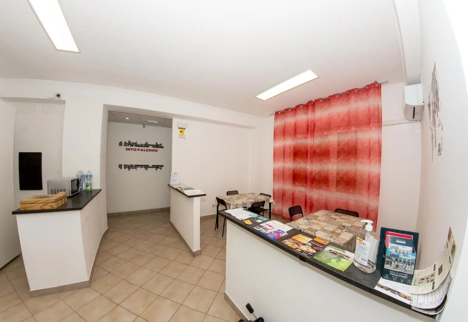 Lobby or reception in B&B Into Palermo Rooms vicino al teatro Massimo