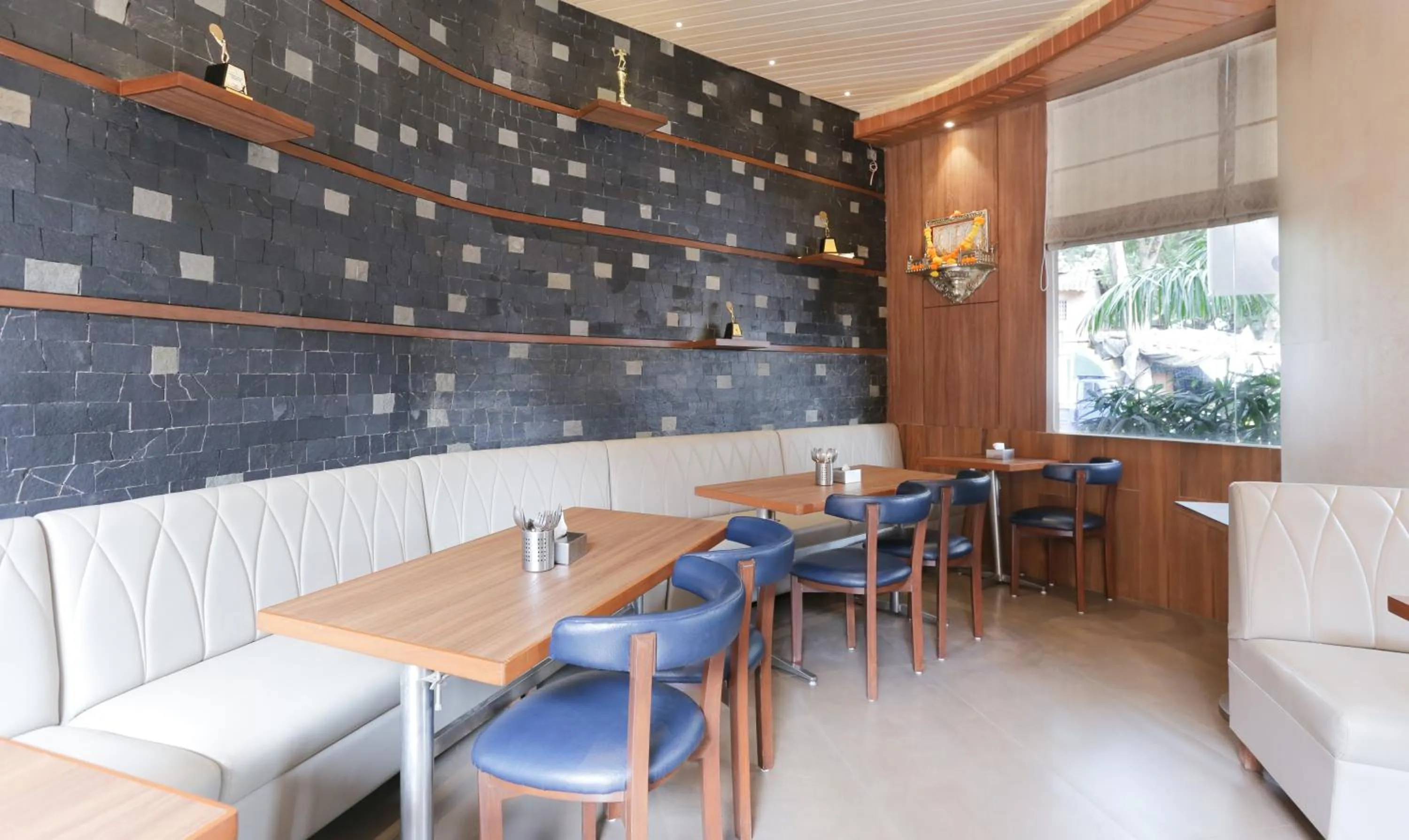 Restaurant/places to eat in Treebo Olive Nest