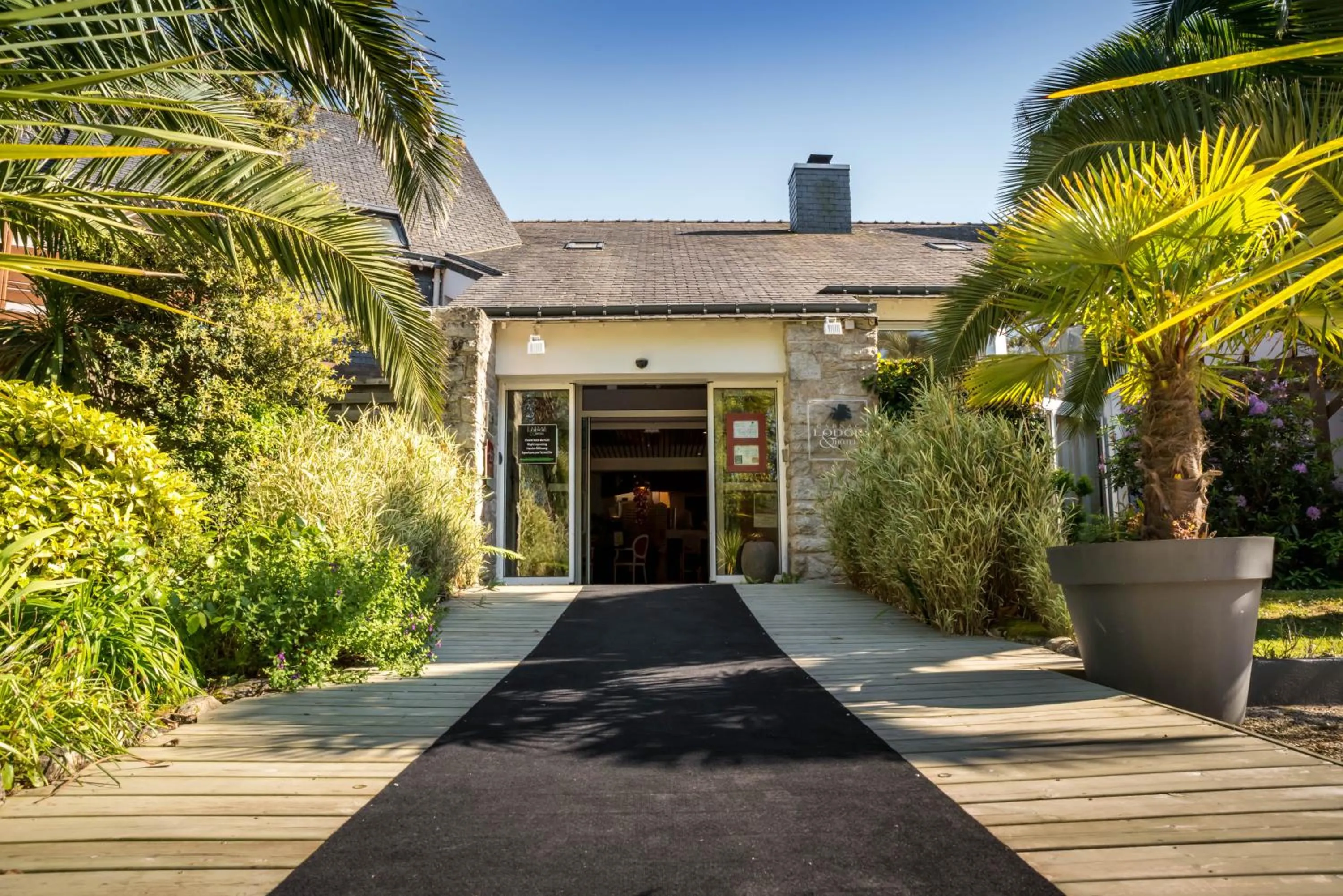 Facade/entrance in Carnac Lodge Hotel & Spa