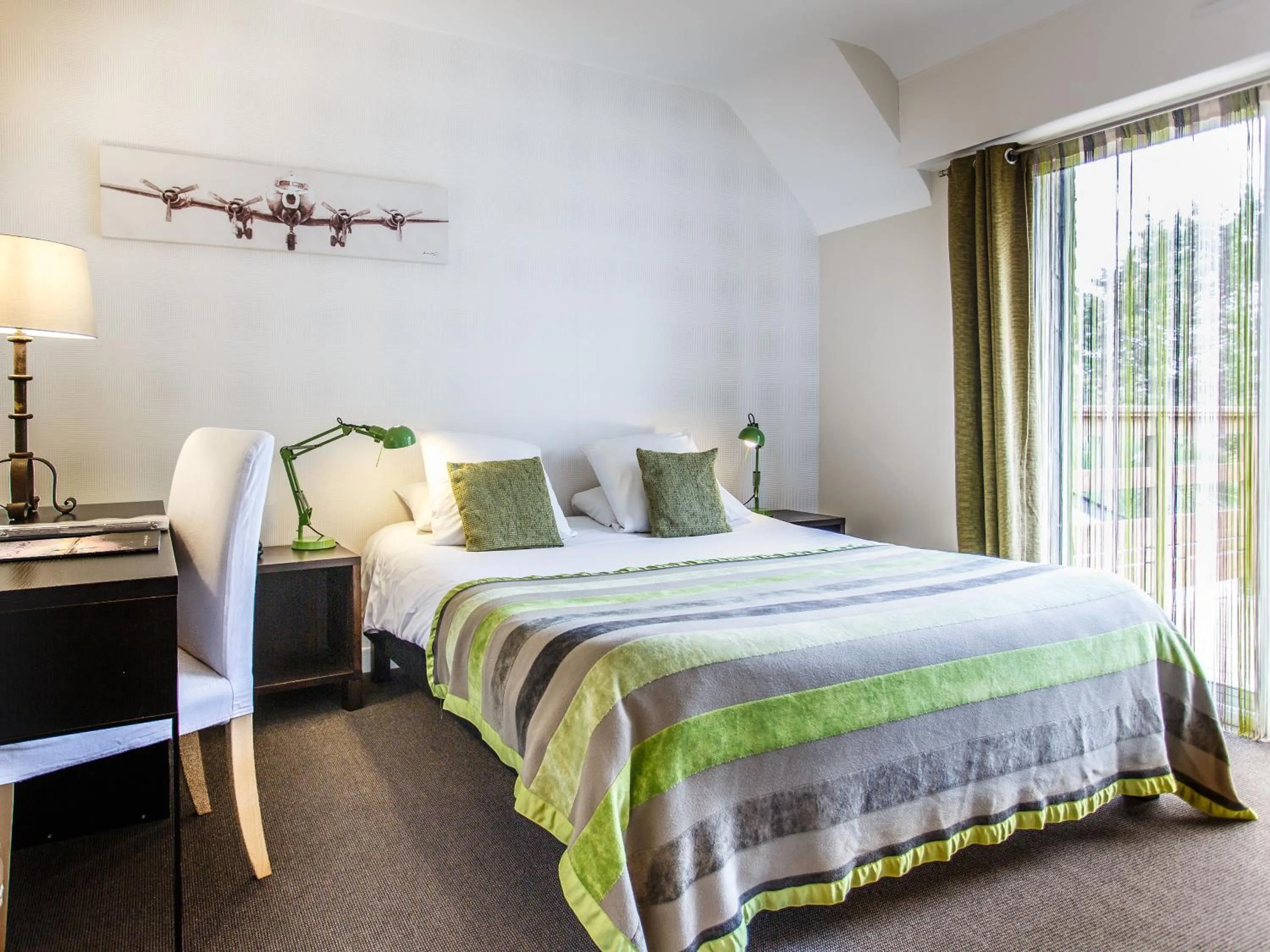 Photo of the whole room, Bed in Carnac Lodge Hotel & Spa