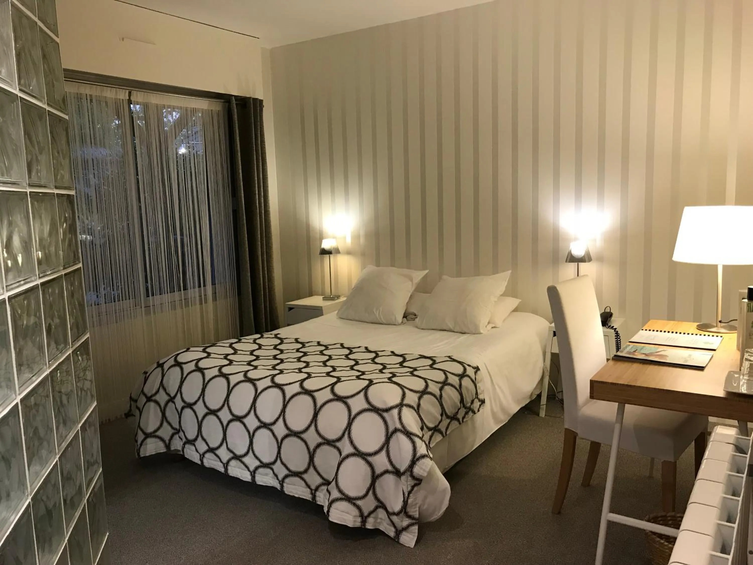 Photo of the whole room, Bed in Carnac Lodge Hotel & Spa