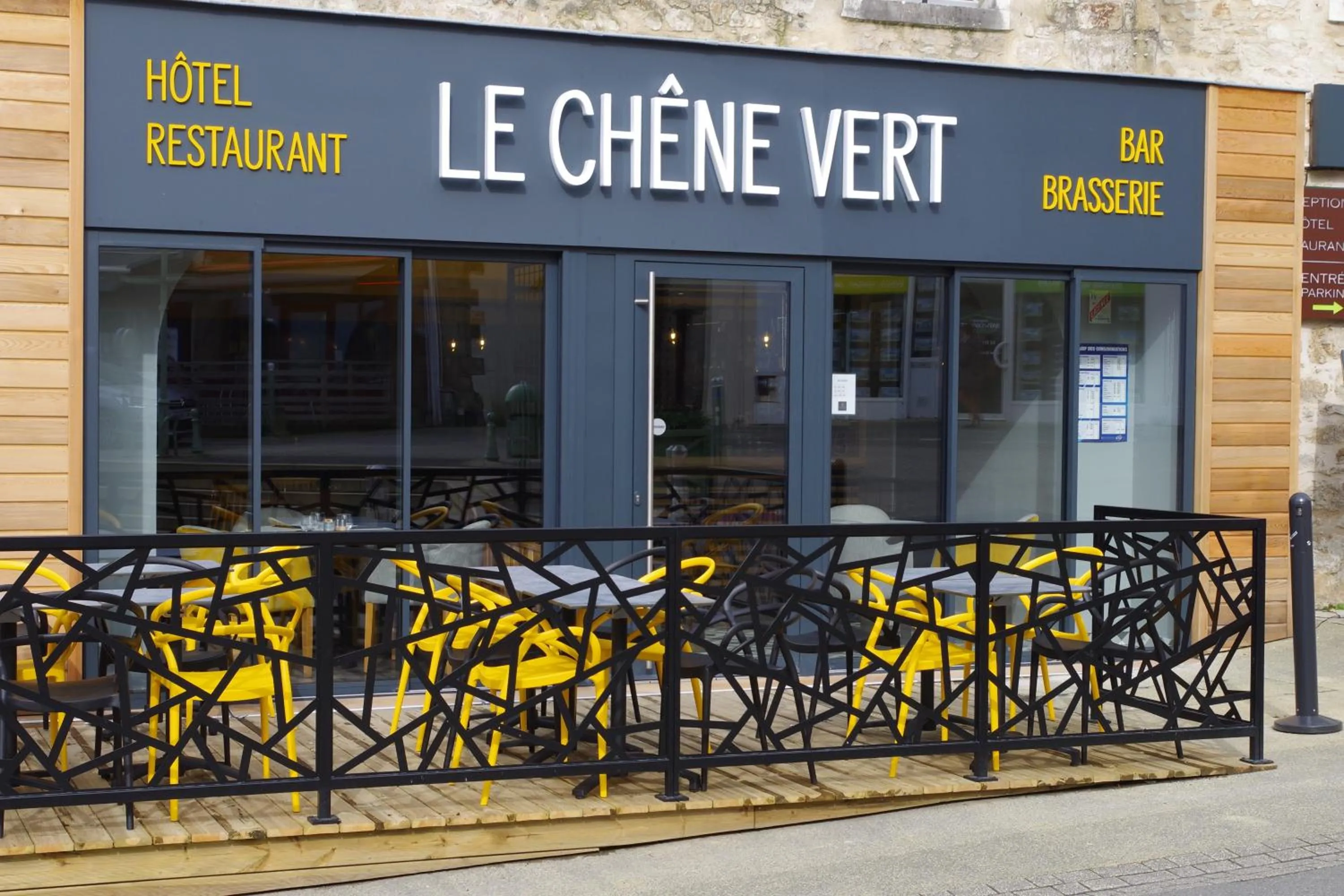 Facade/entrance in Logis Hotel Le Chêne Vert