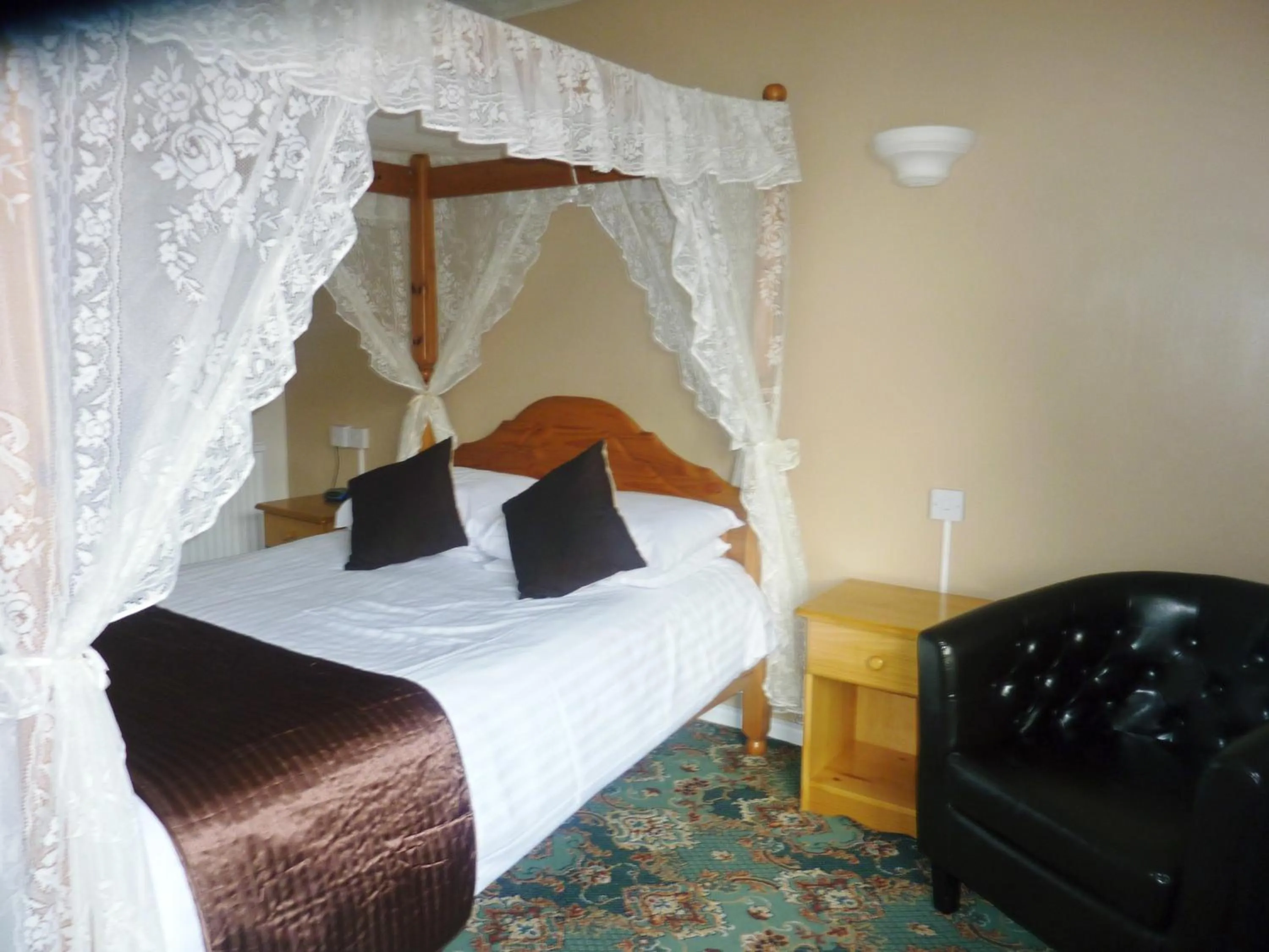 Bed in The Oakland Hotel