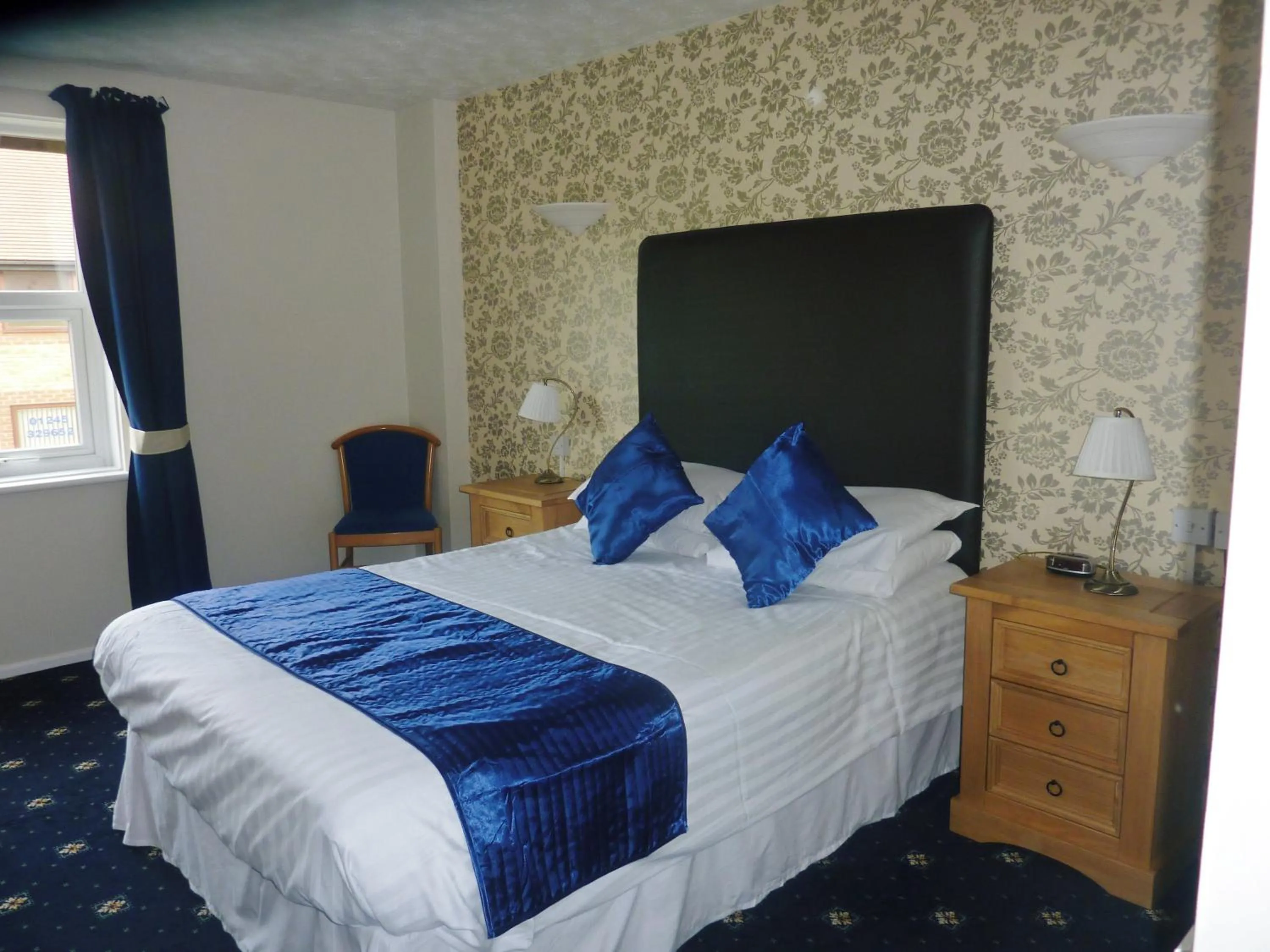 Bed in The Oakland Hotel