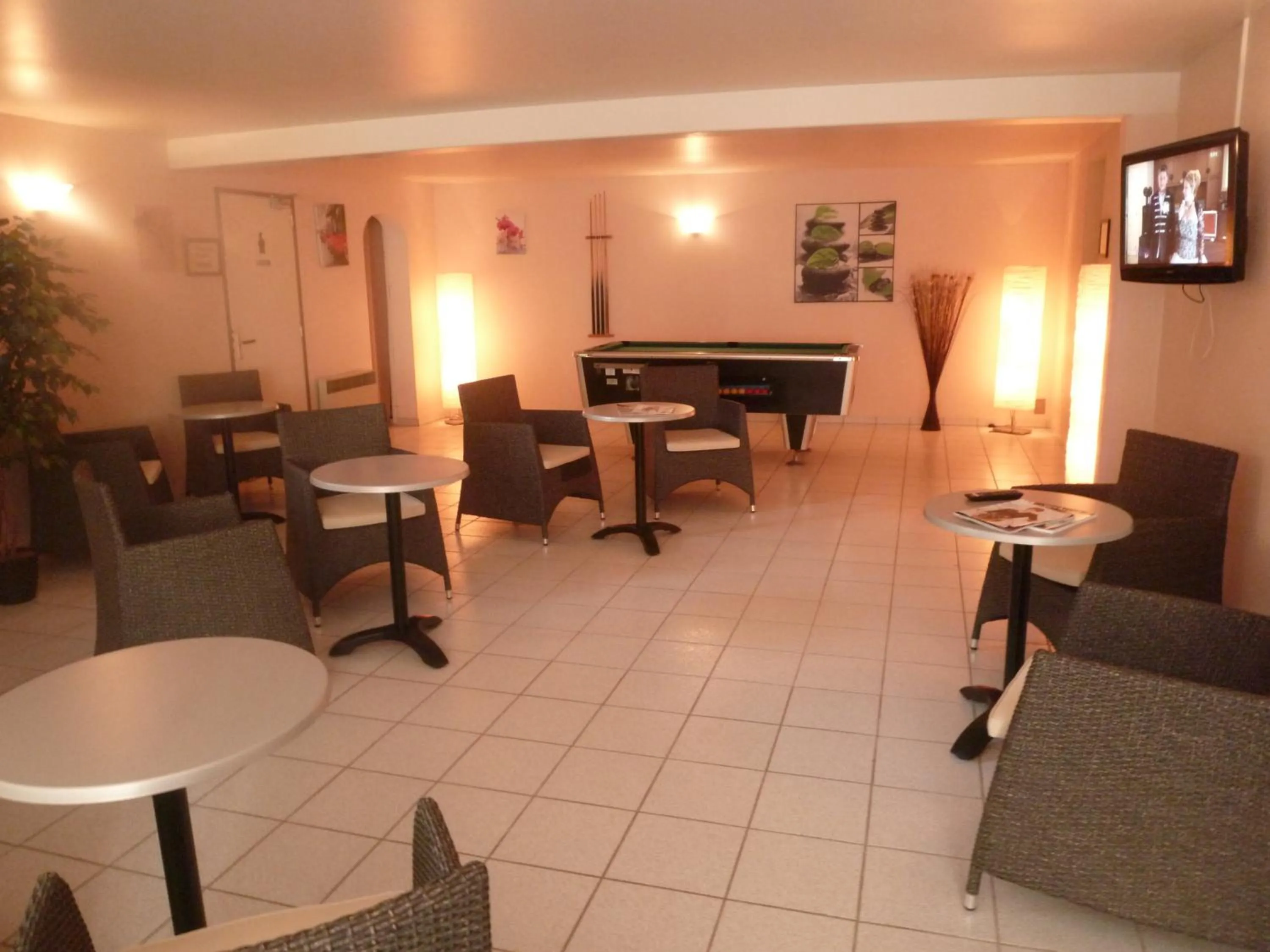 Billiard in Hôtel Restaurant Les Falaises