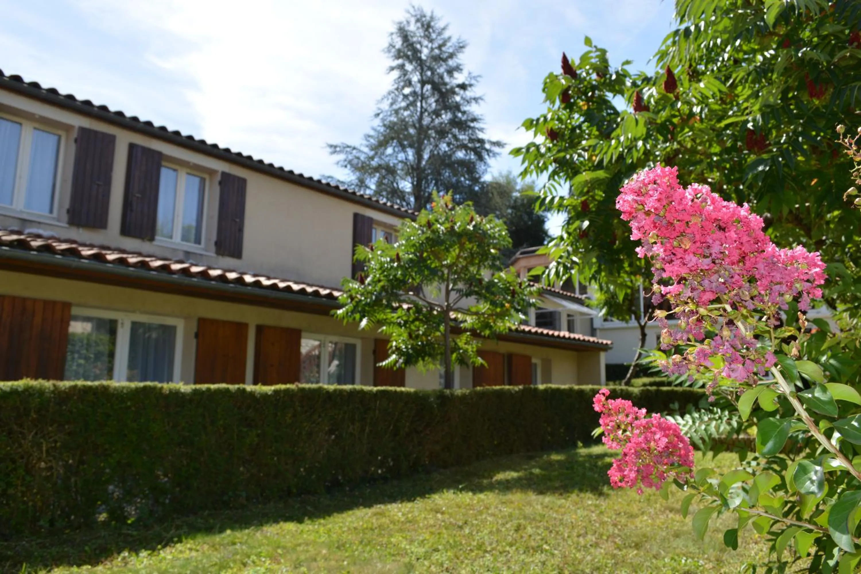 Property building in Hôtel Restaurant Les Falaises