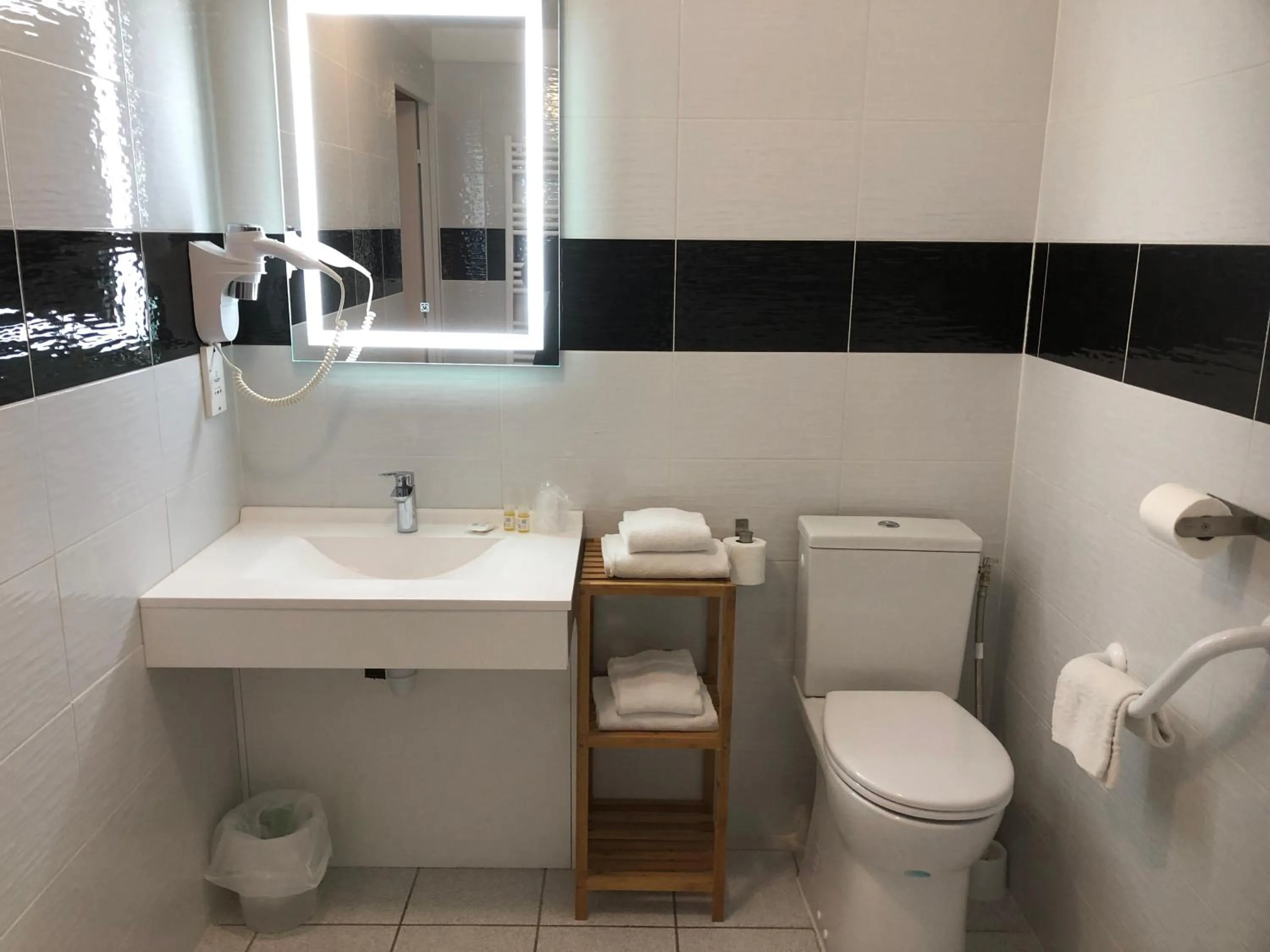 Bathroom in Hôtel Restaurant Les Falaises