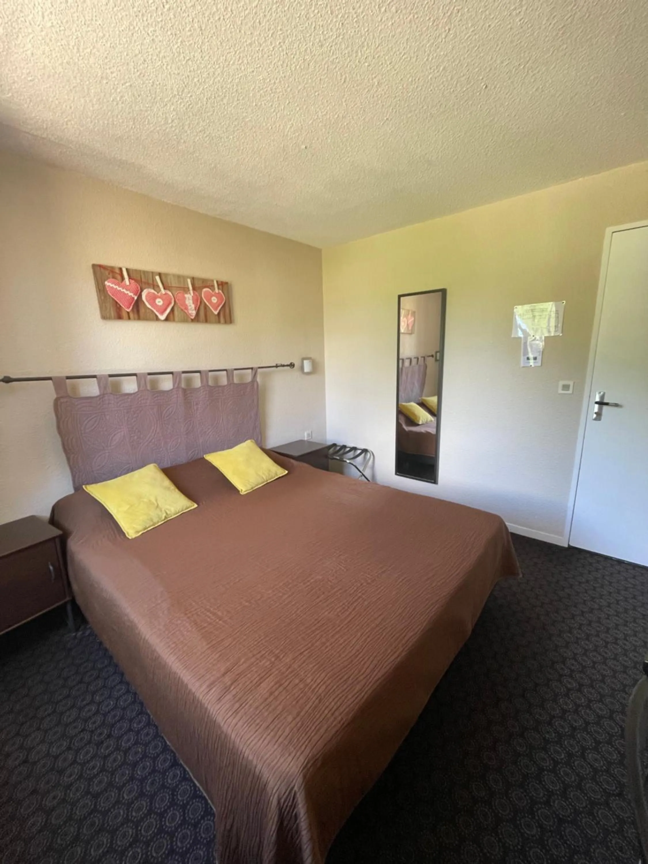 Bed in Hôtel Restaurant Les Falaises