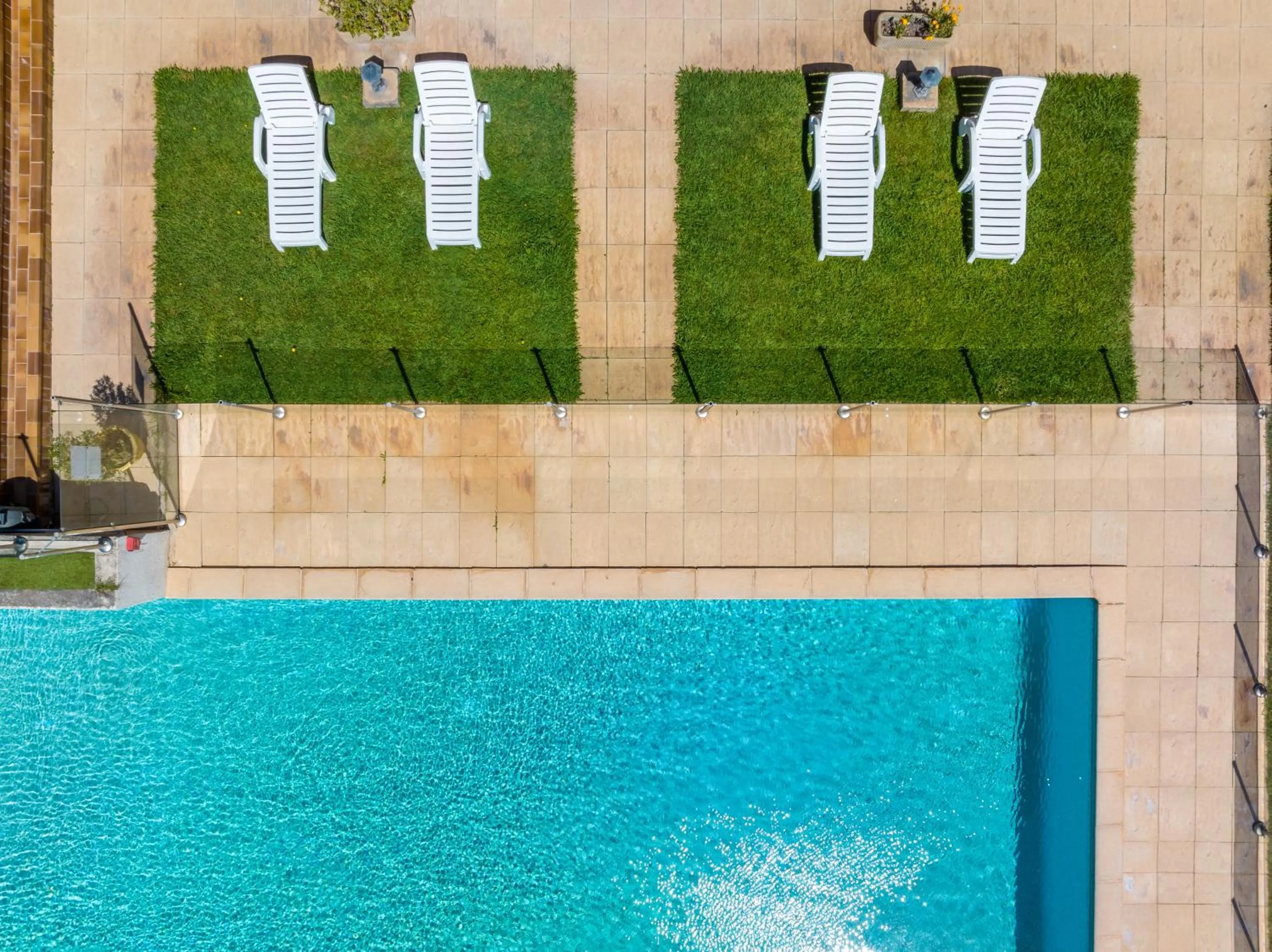 Swimming pool in Noemys Toulon La Valette - Hotel restaurant avec piscine