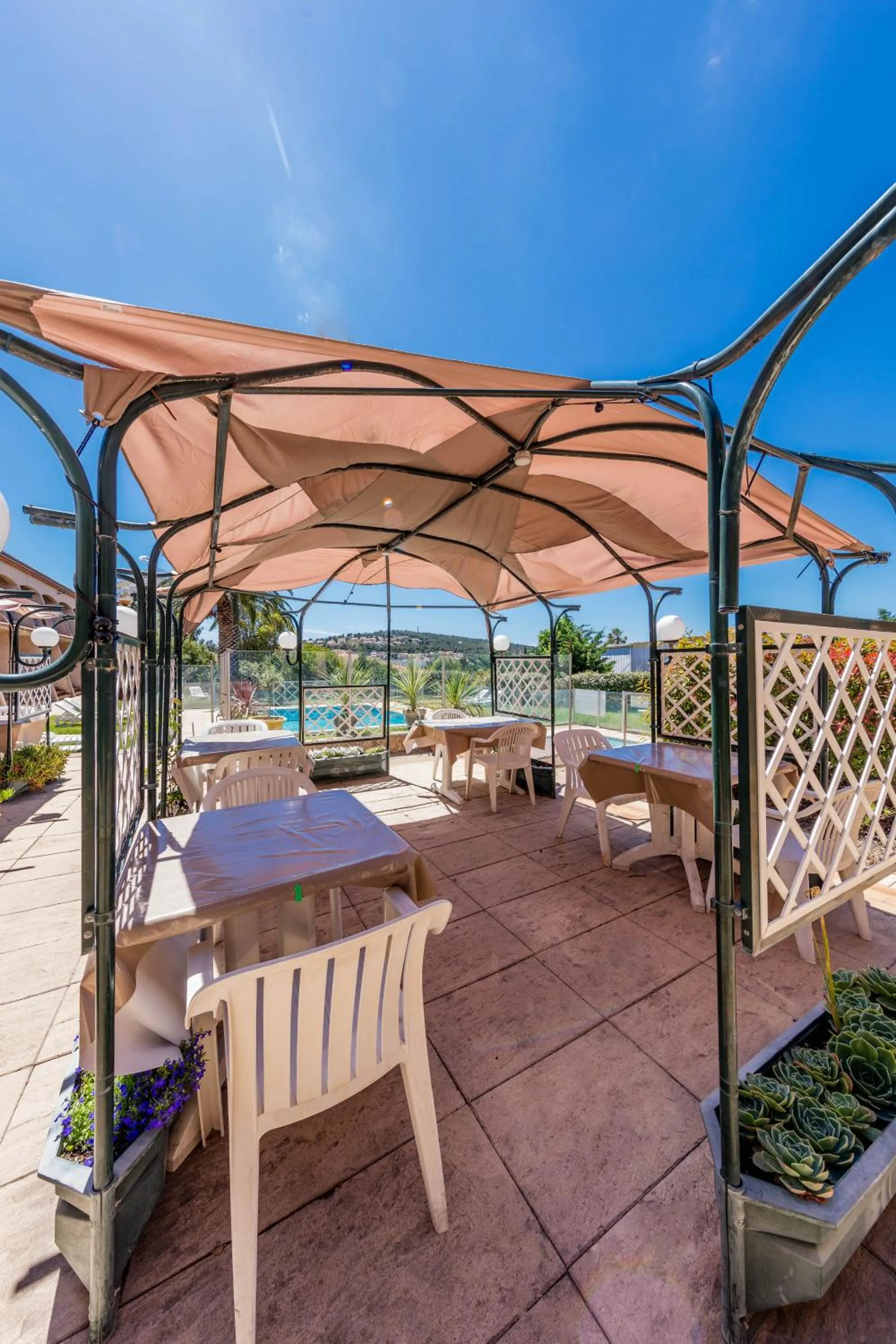 Patio in Noemys Toulon La Valette - Hotel restaurant avec piscine