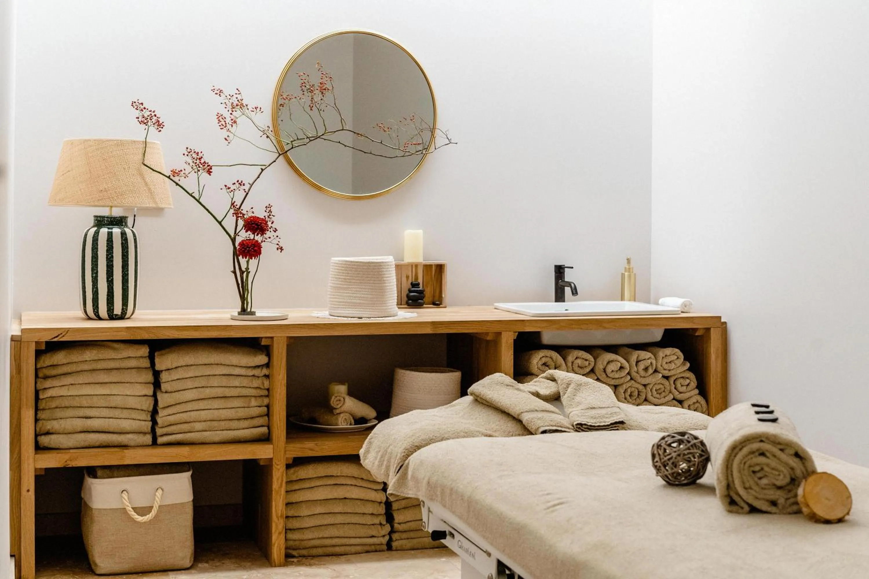 Massage, Bed in Château L'Hospitalet Wine Resort Beach & Spa