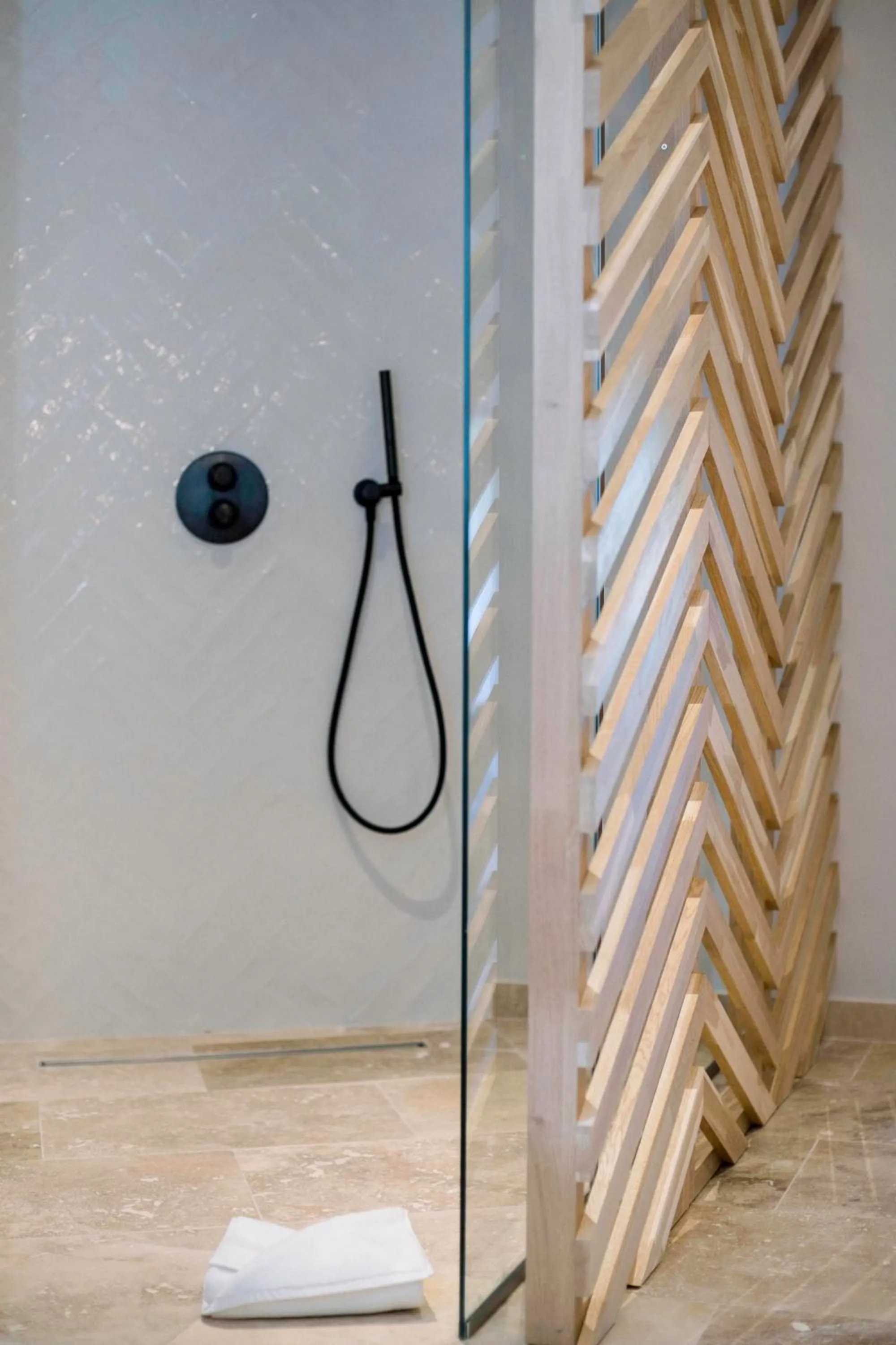 Shower in Château L'Hospitalet Wine Resort Beach & Spa