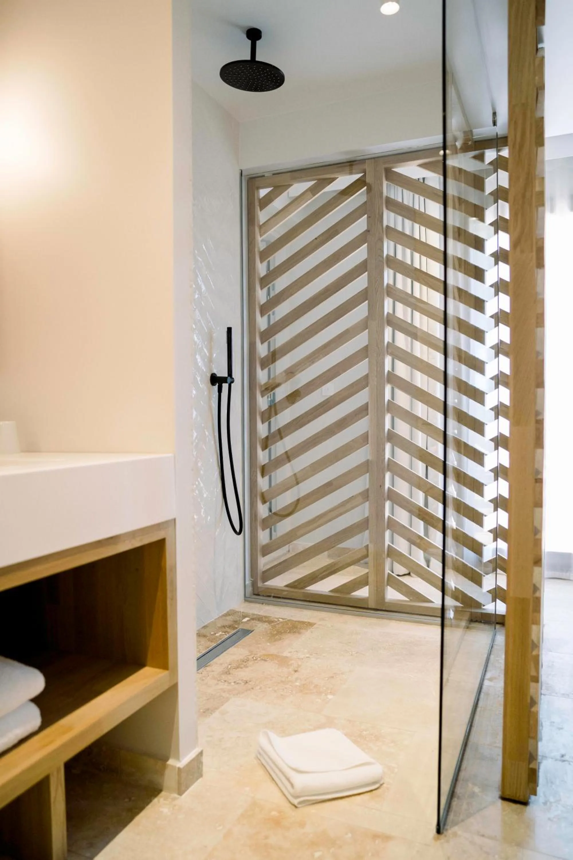 Shower, Bed in Château L'Hospitalet Wine Resort Beach & Spa