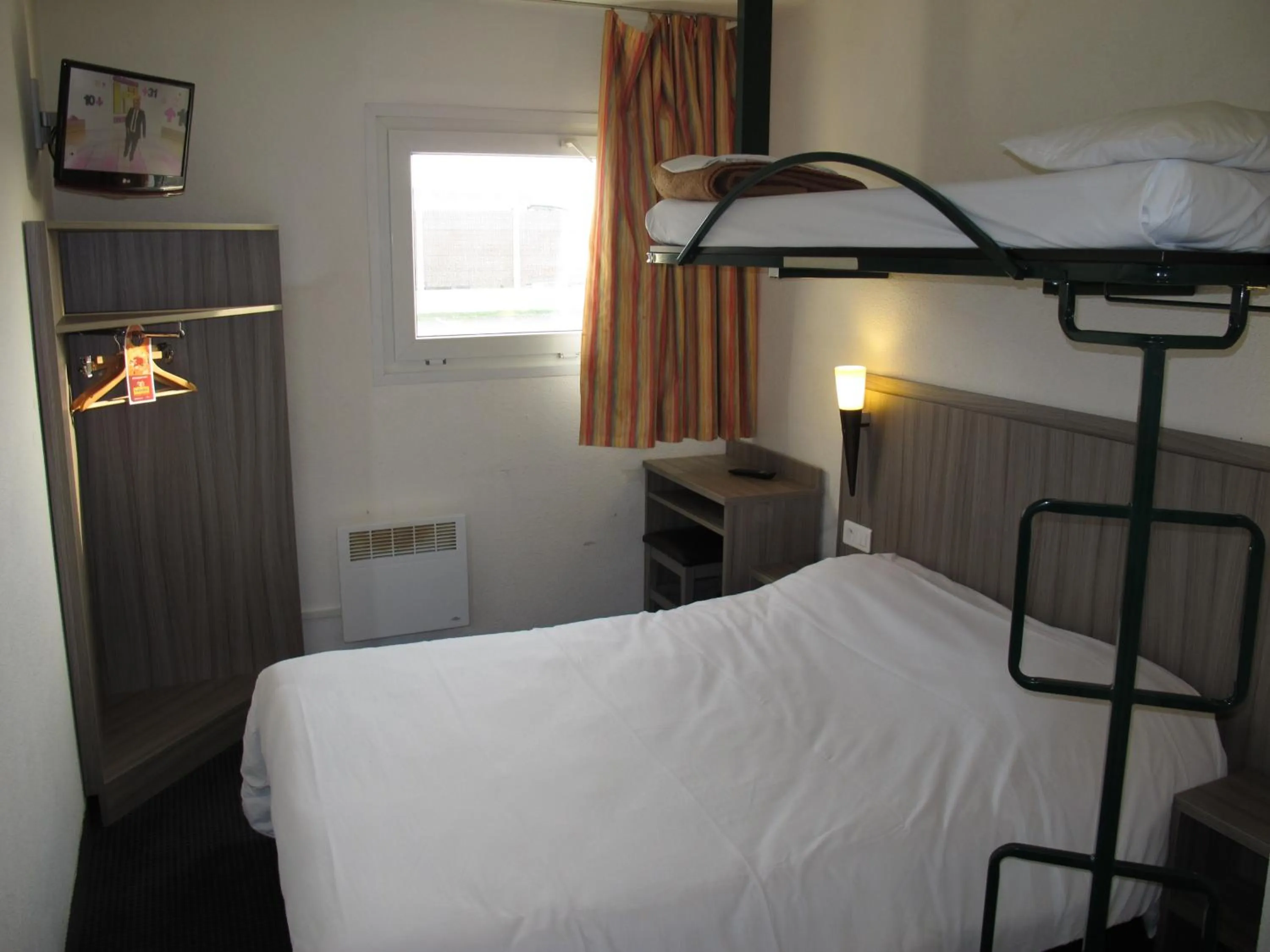 Photo of the whole room, Bed in Initial by Balladins Béthune