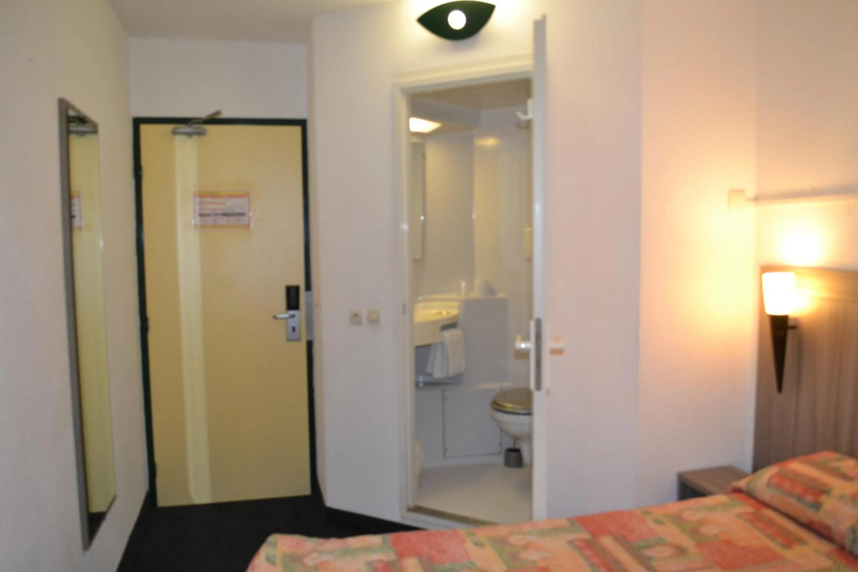 Bathroom, Bed in Initial by Balladins Béthune