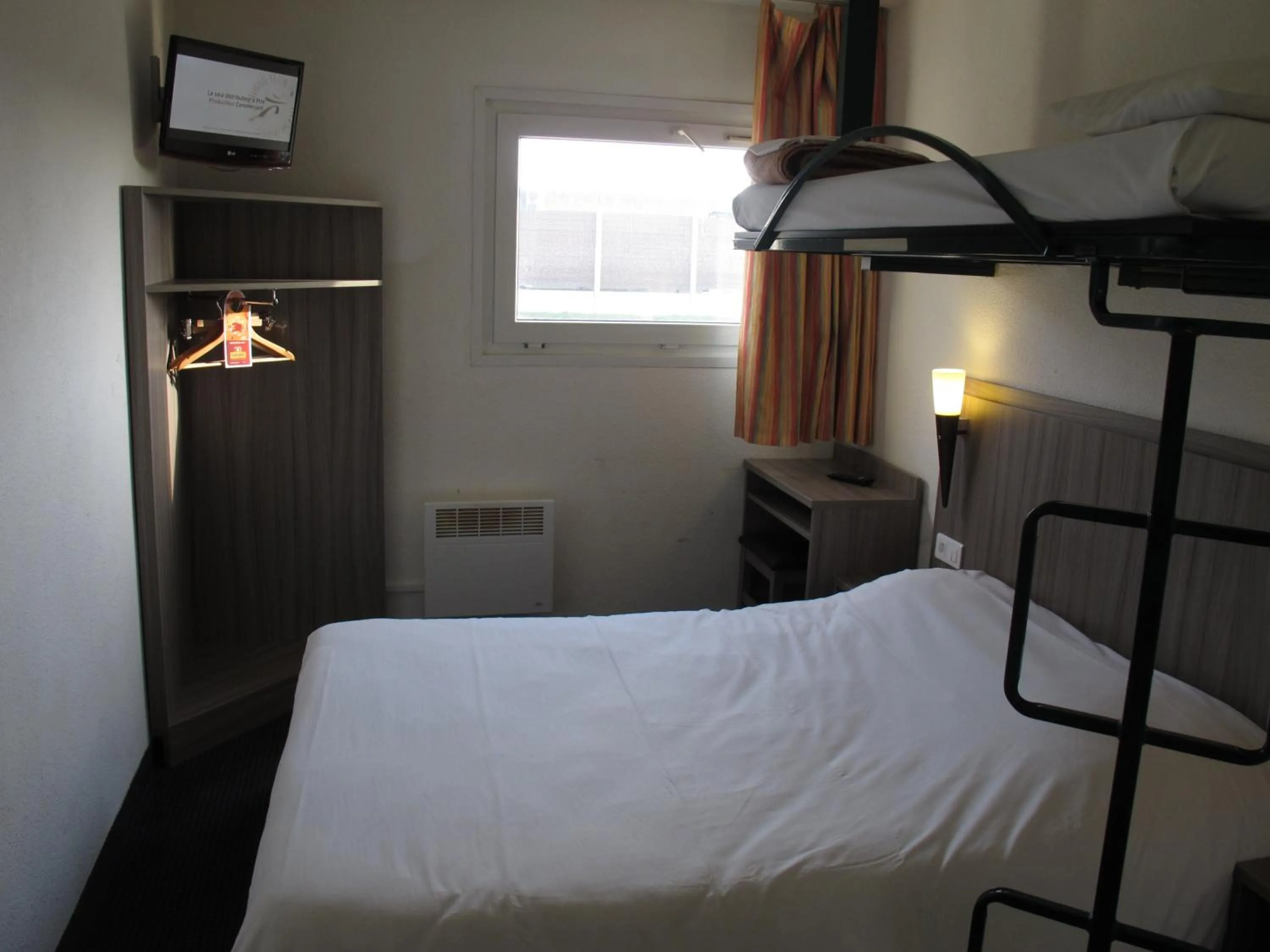 Photo of the whole room, Bed in Initial by Balladins Béthune