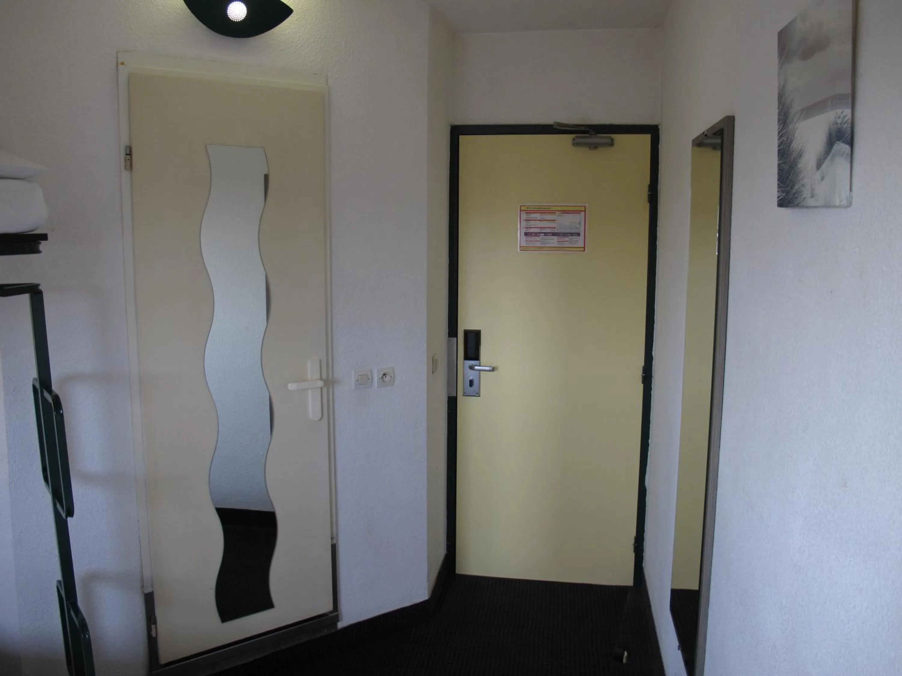 Photo of the whole room in Initial by Balladins Béthune