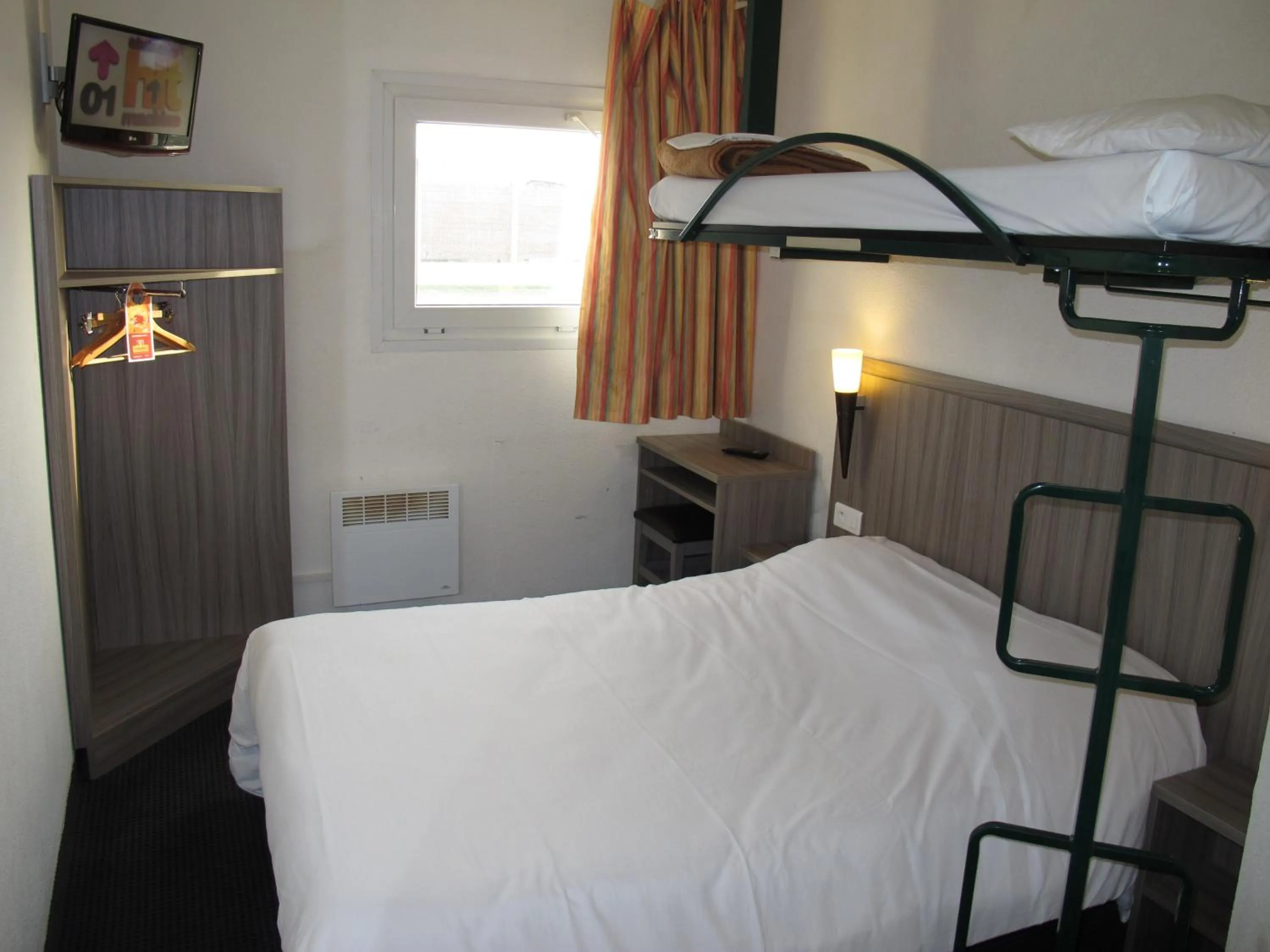 Photo of the whole room, Bed in Initial by Balladins Béthune