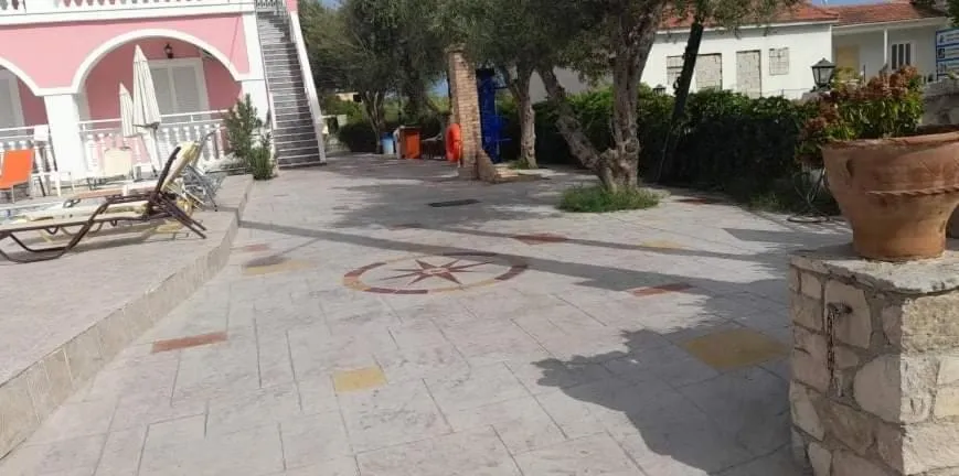 Facade/entrance in Giannis Studios