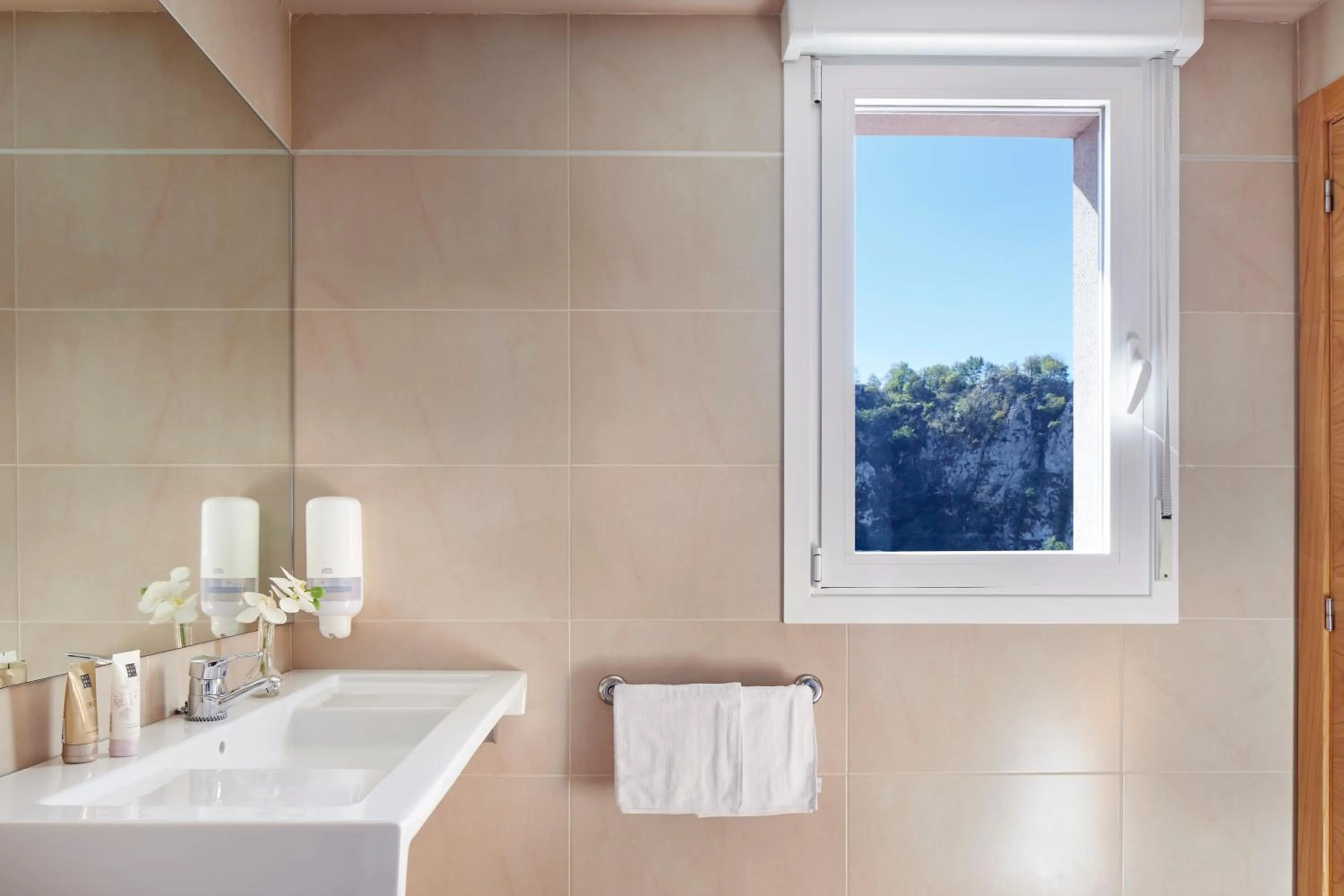 Bathroom in Iraipe Santuario de Arantzazu Hotel