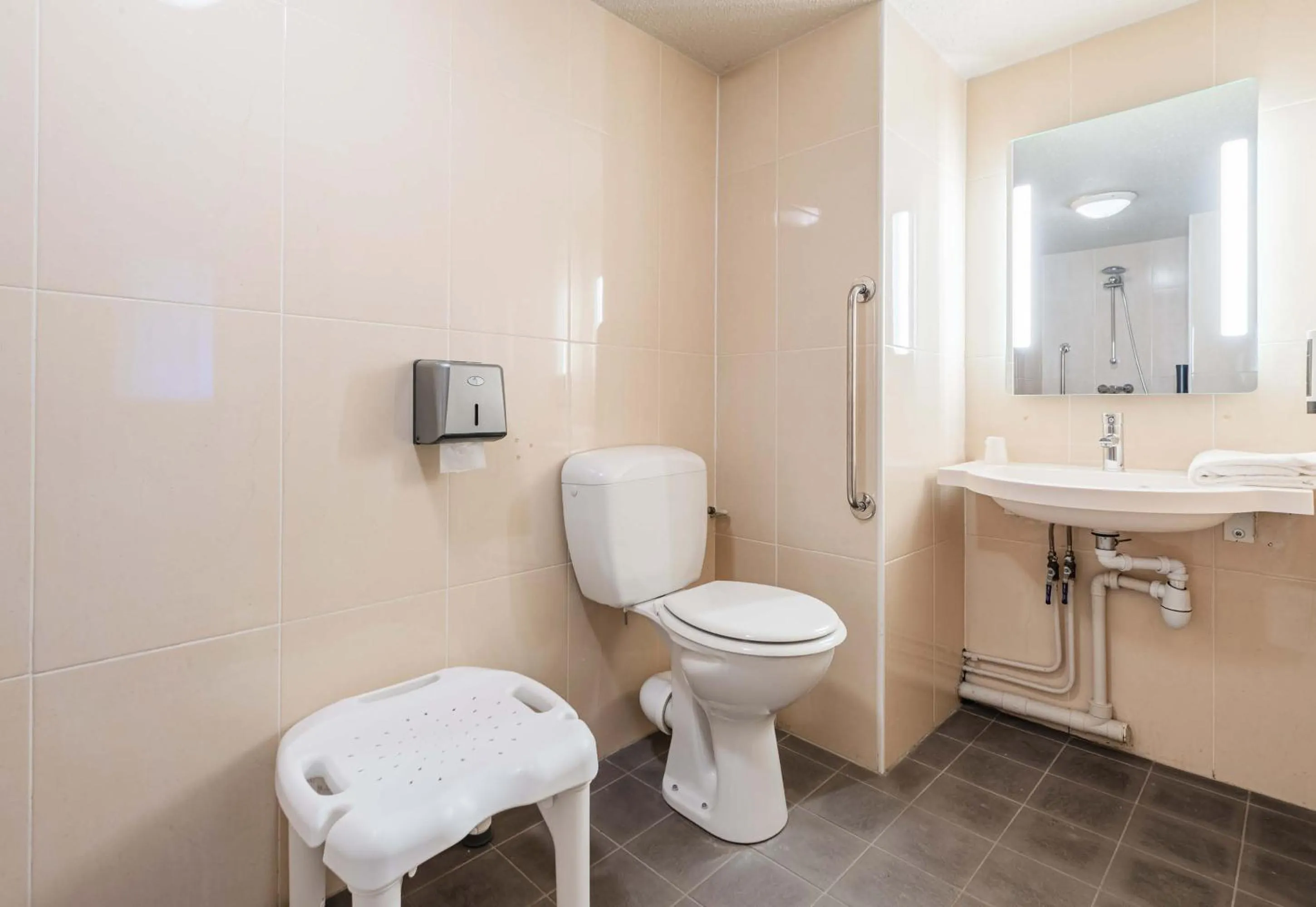 Bathroom in B&B HOTEL Strasbourg Sud Geispolsheim