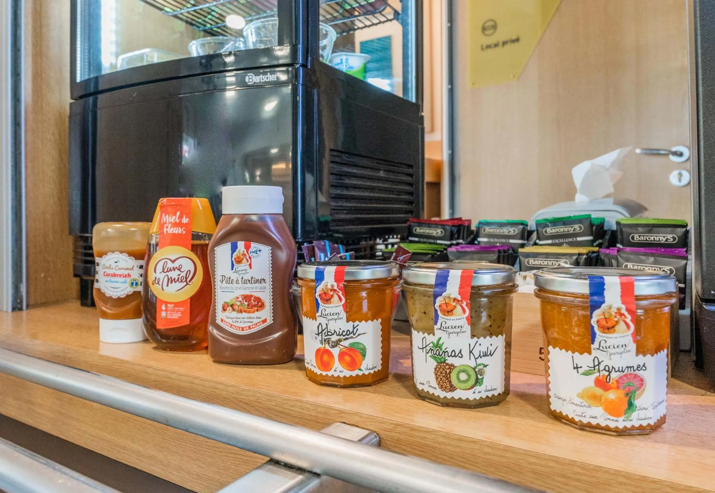 Breakfast in B&B HOTEL Strasbourg Sud Geispolsheim