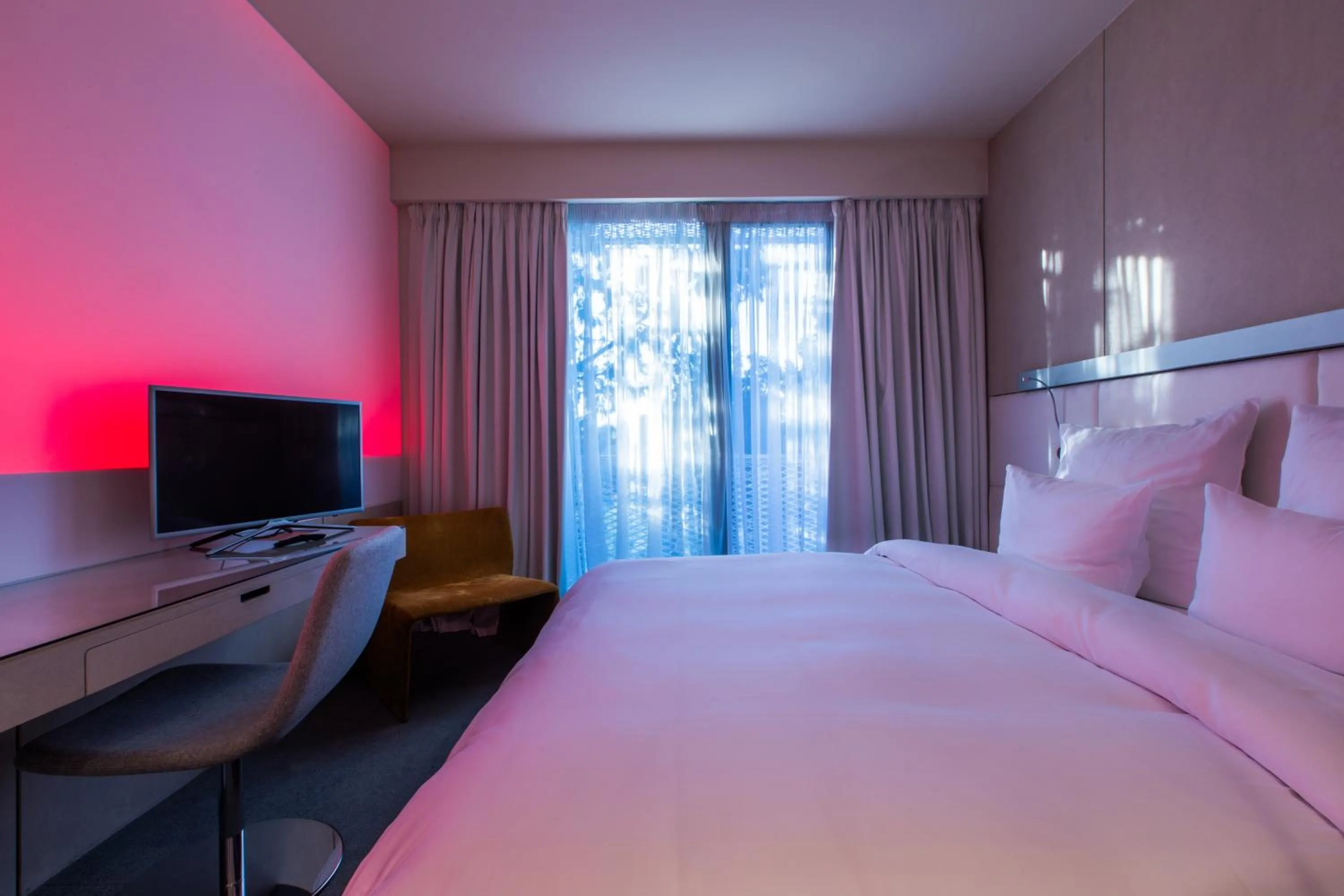 Bed, TV/Entertainment Center in The Grove Design Hotel