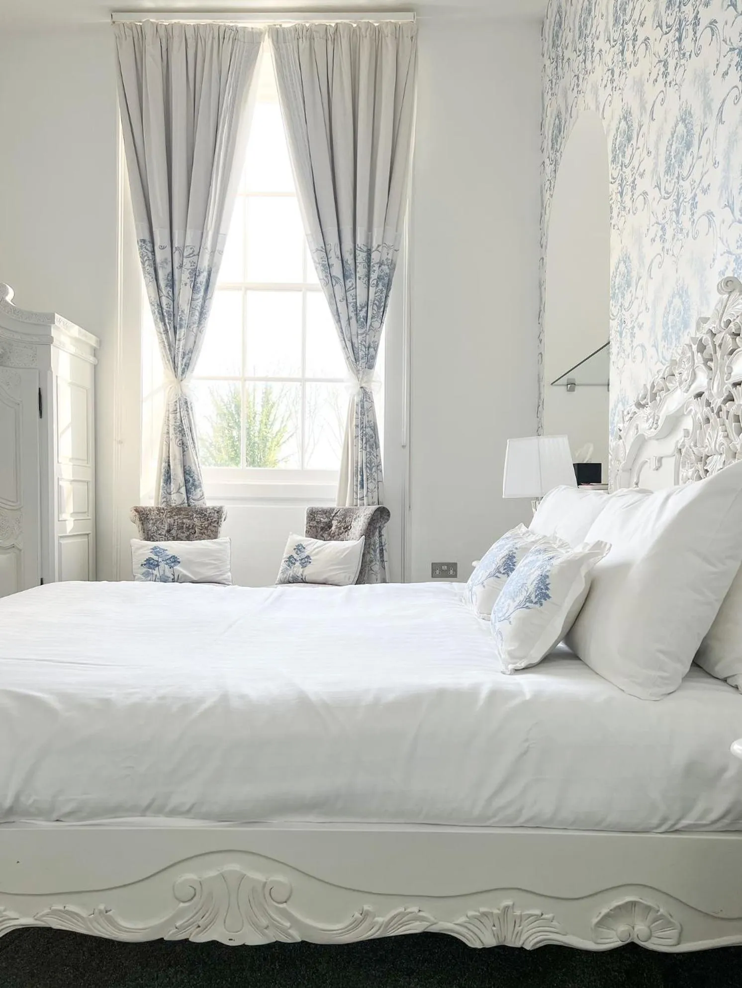 Bed in The Riverside House Hotel