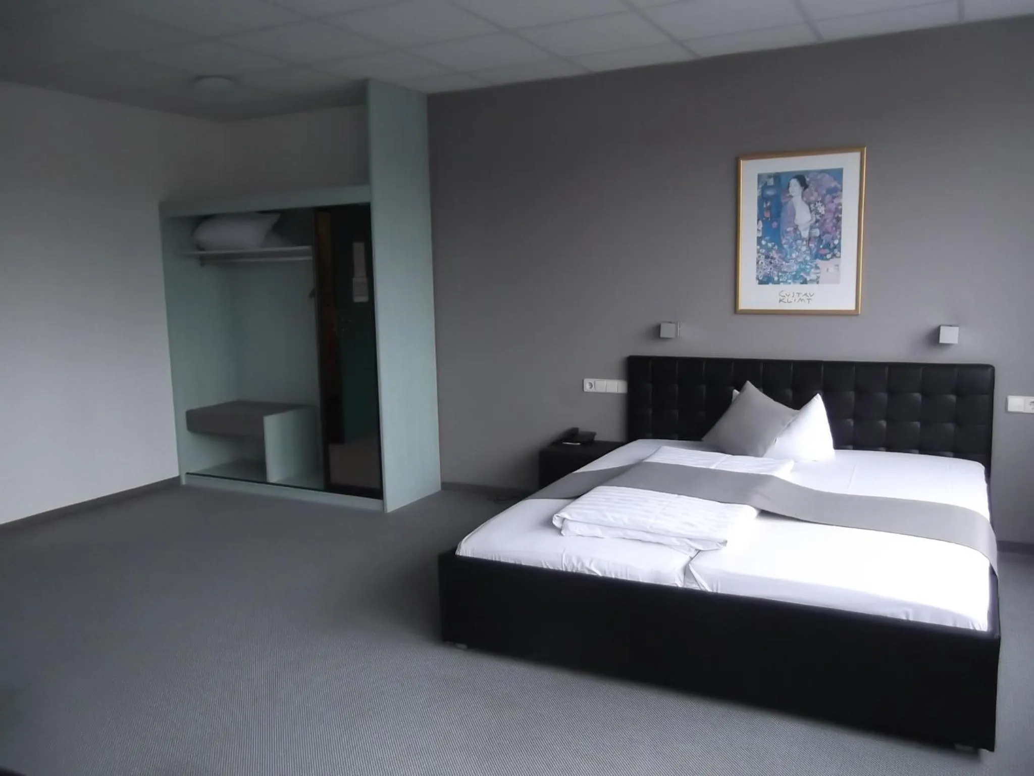Photo of the whole room, Bed in Businesshotel & Appartements Stuttgart-Vaihingen