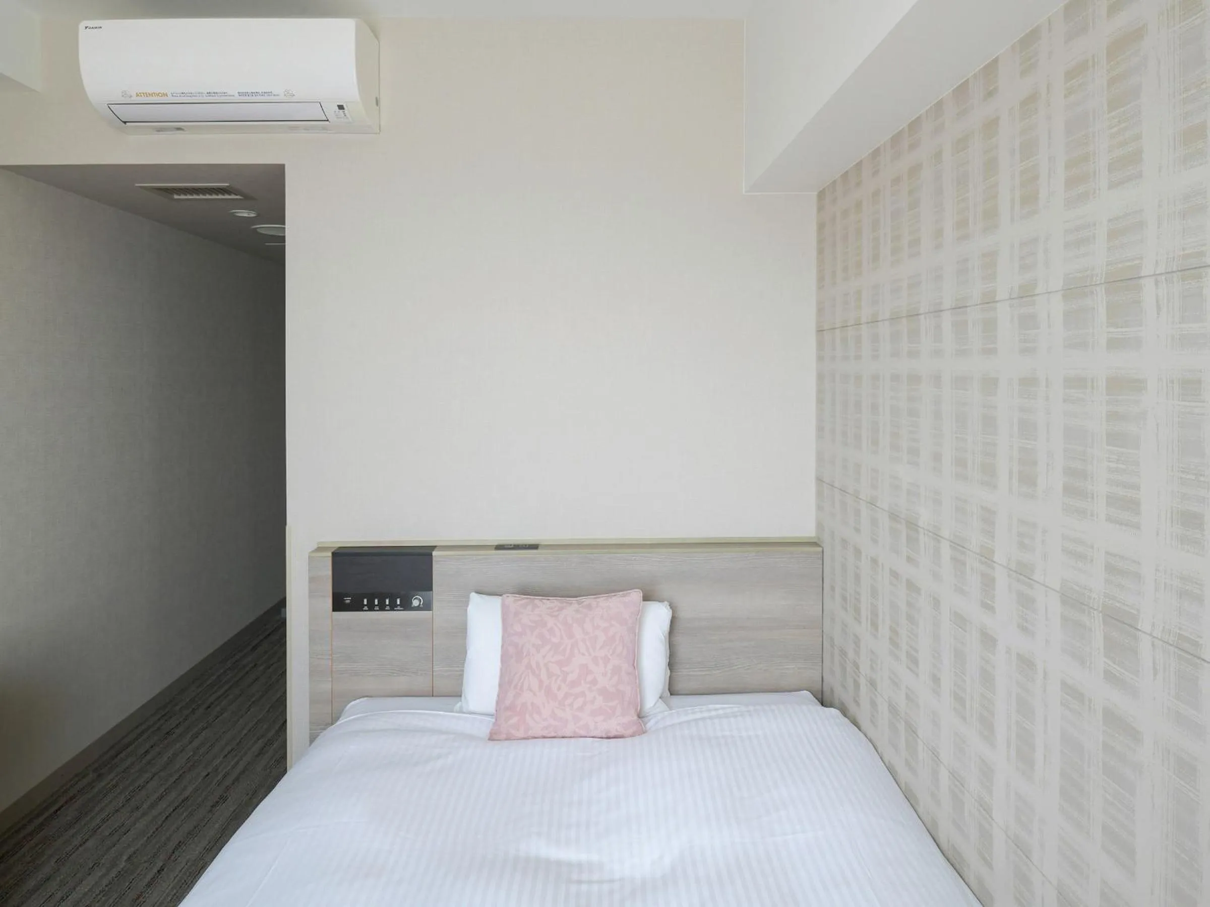 Bed in Vessel Inn Shigamoriyama Station