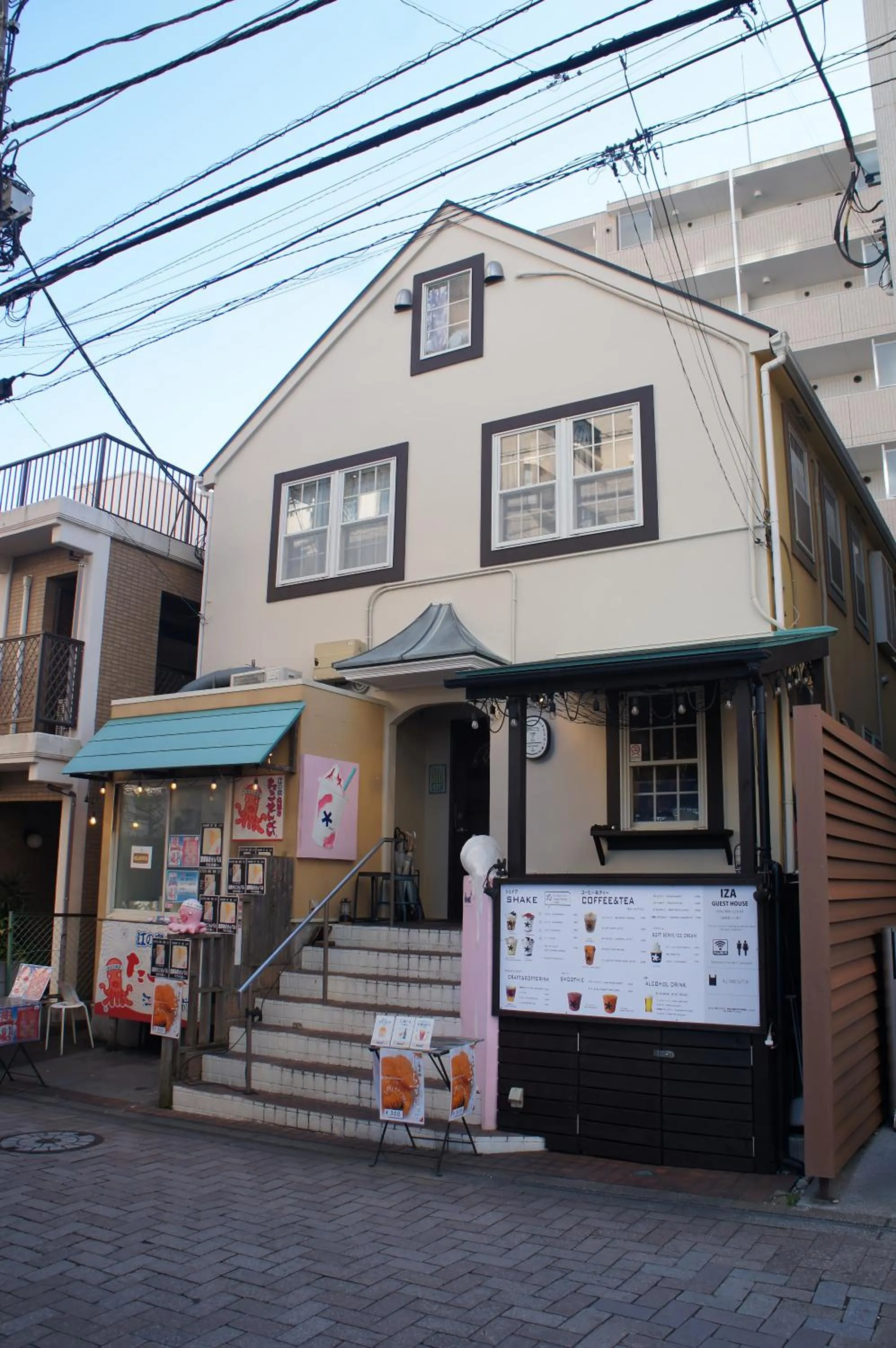 Property building in IZA Enoshima Guest House and Bar