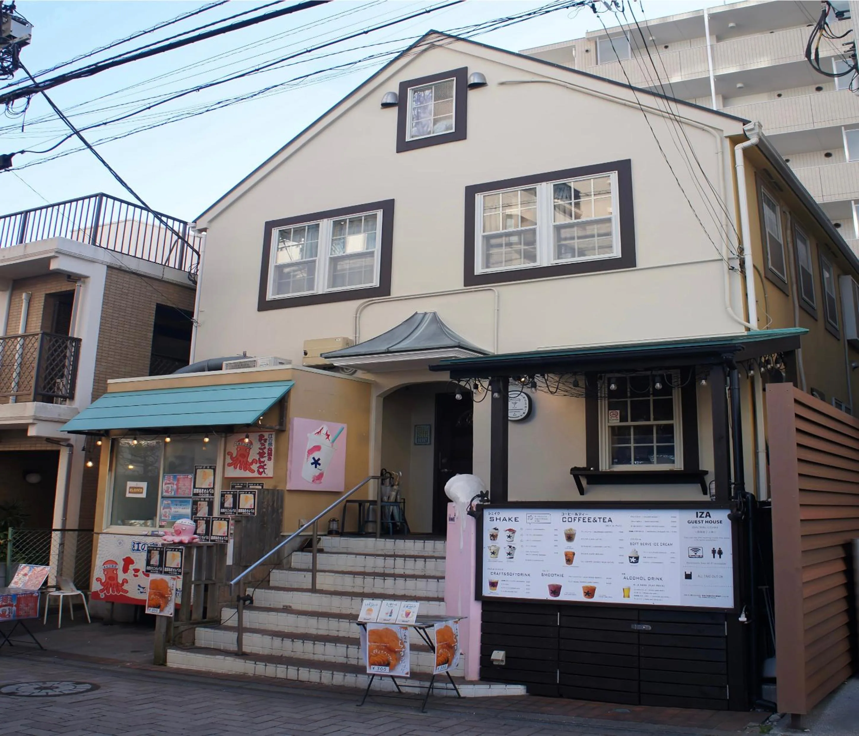 Property building in IZA Enoshima Guest House and Bar