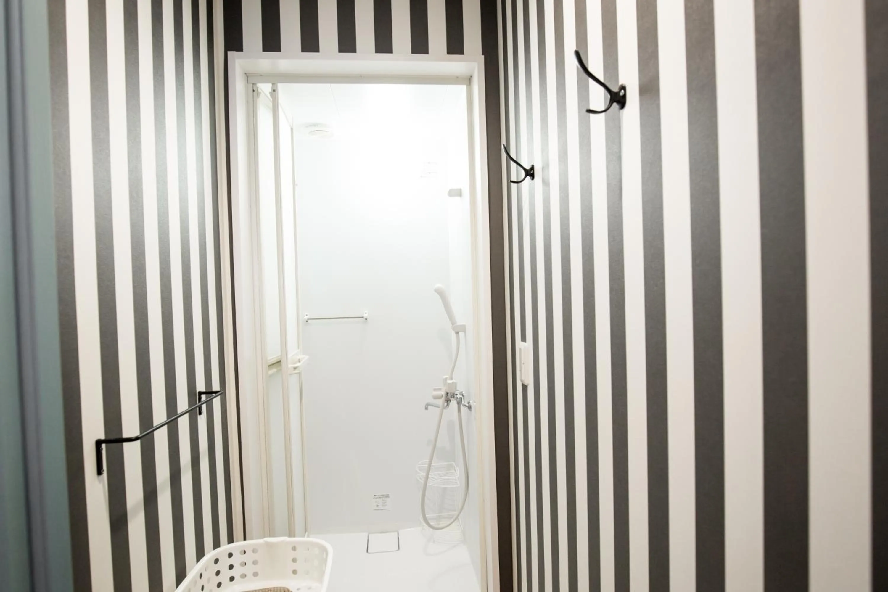 Shower in IZA Enoshima Guest House and Bar