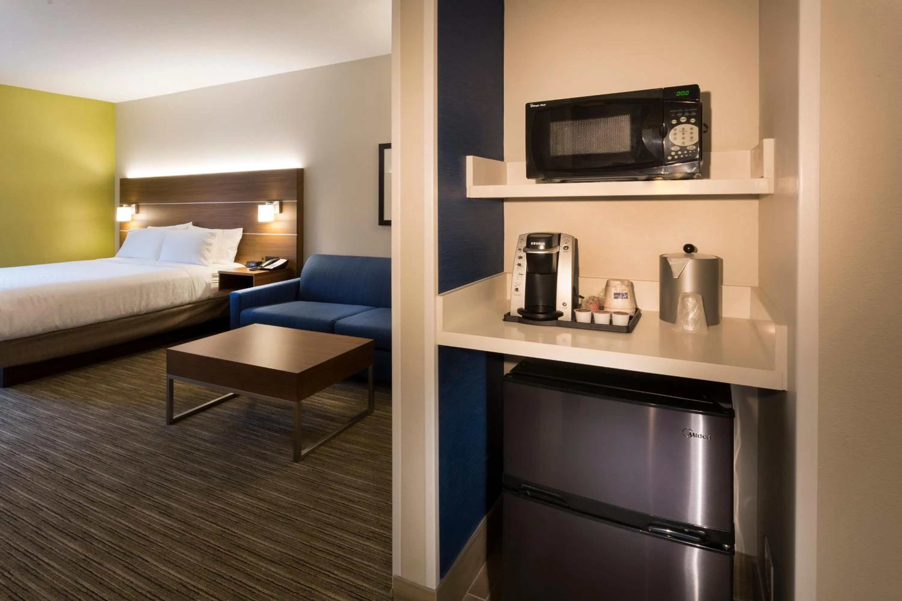 Bedroom, Bed in Holiday Inn Express & Suites - Seattle South - Tukwila by IHG