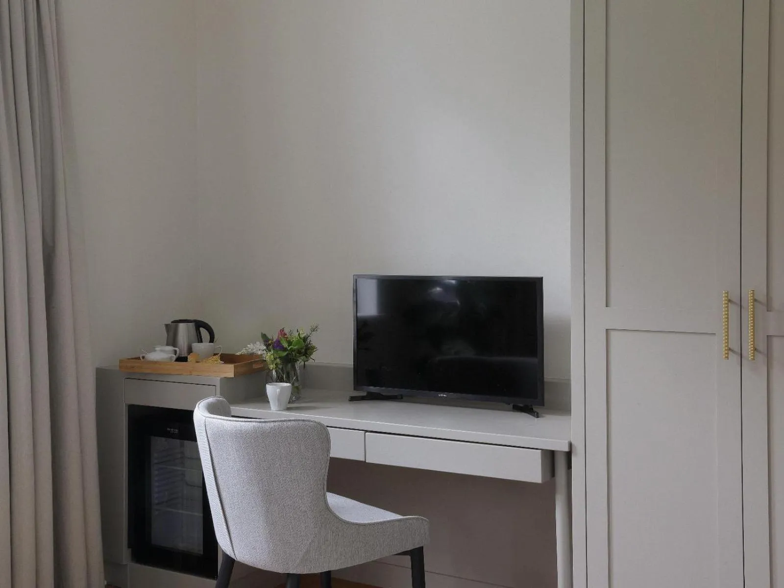 Coffee/tea facilities in One Kensington Boutique Hotel