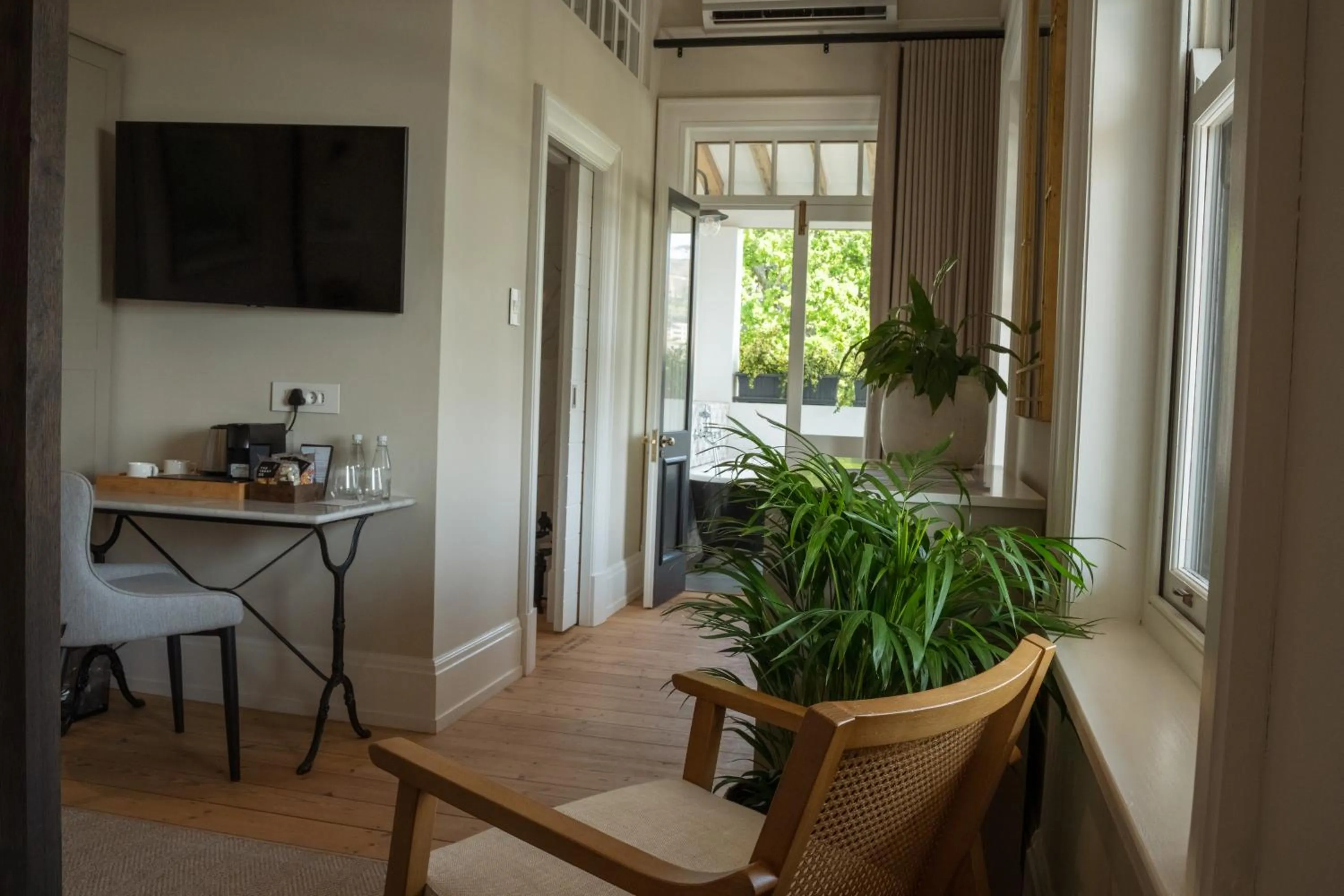 TV and multimedia in One Kensington Boutique Hotel