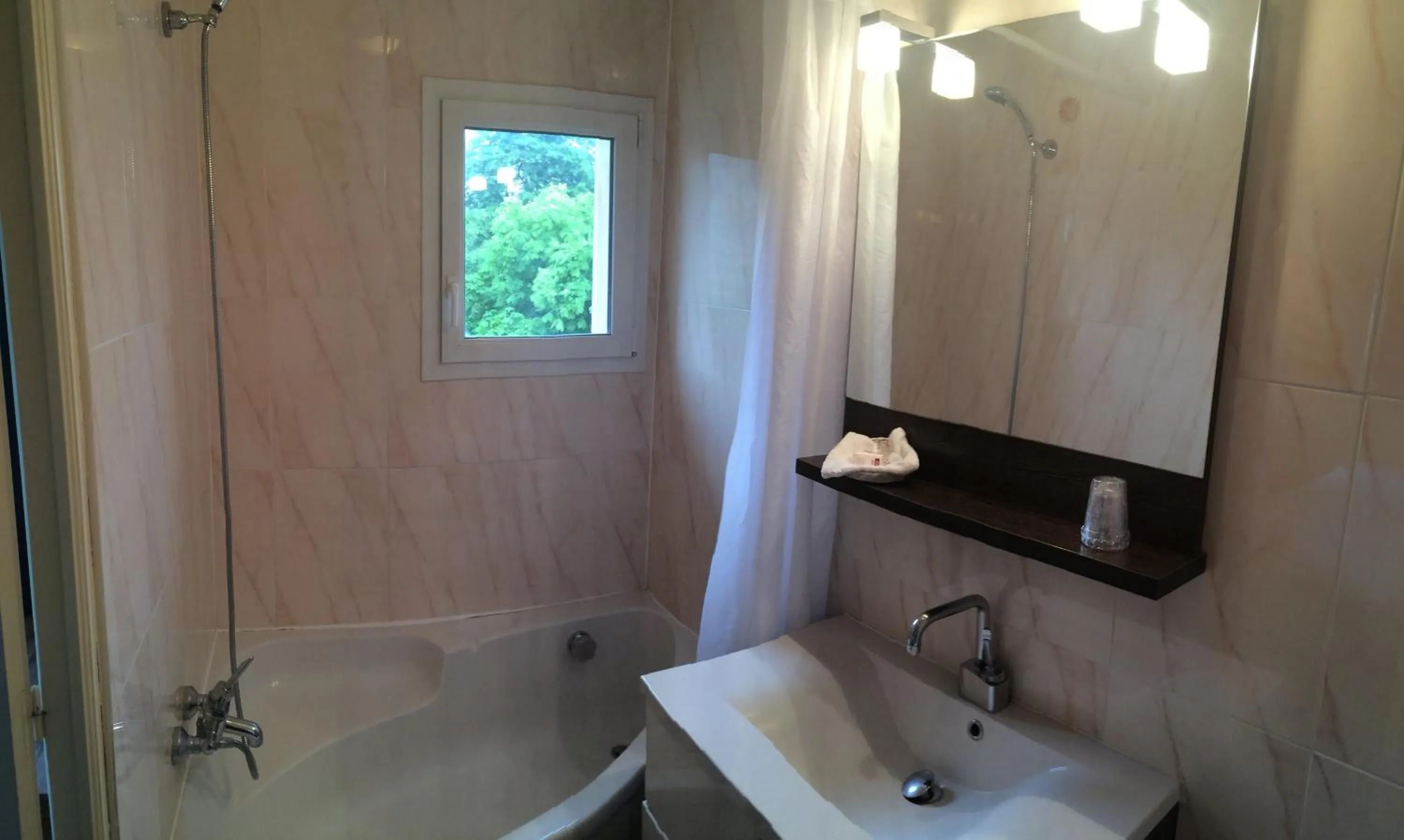 Bathroom in Hôtel Saint Alban