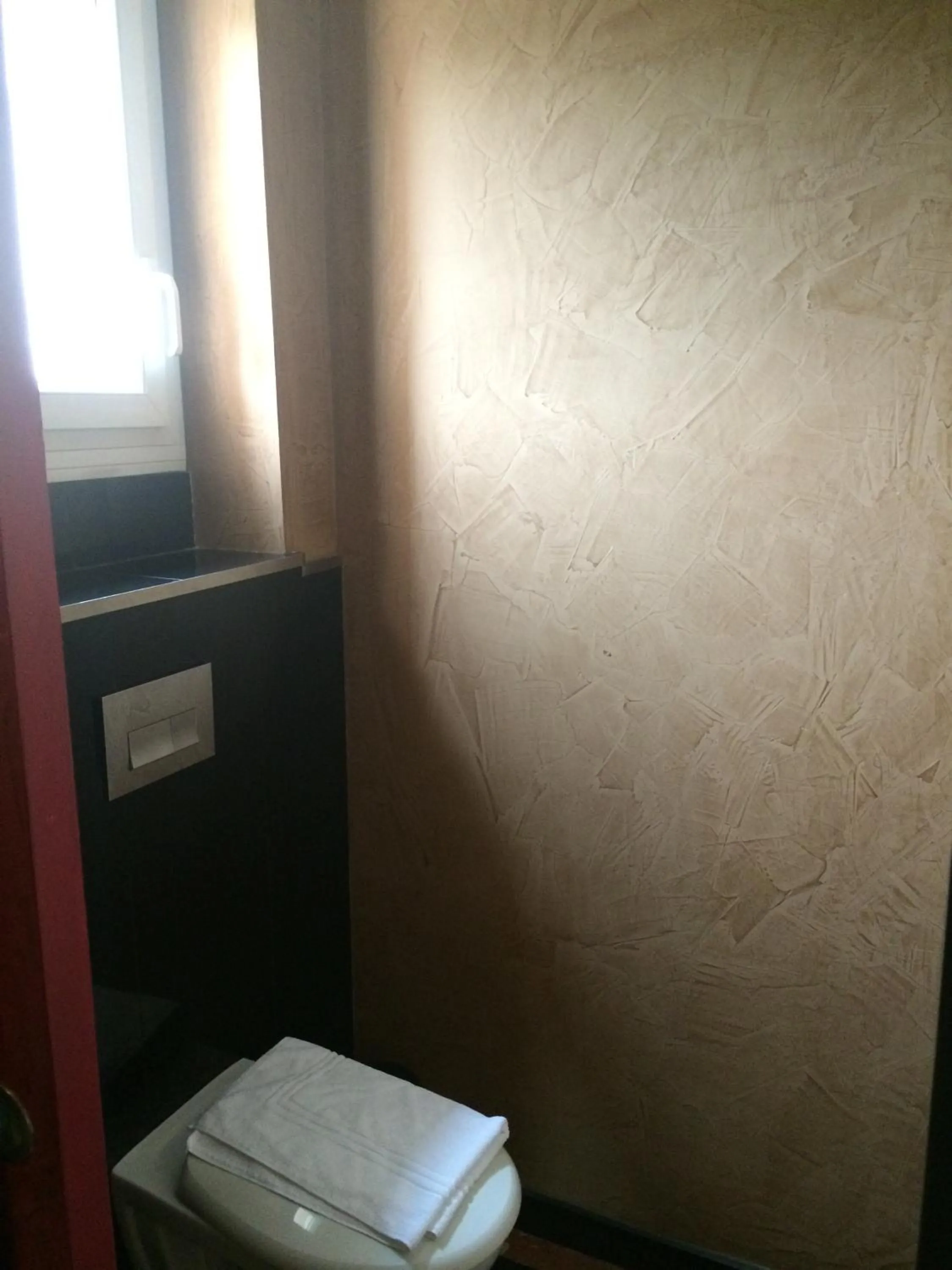 Toilet in Hôtel Saint Alban