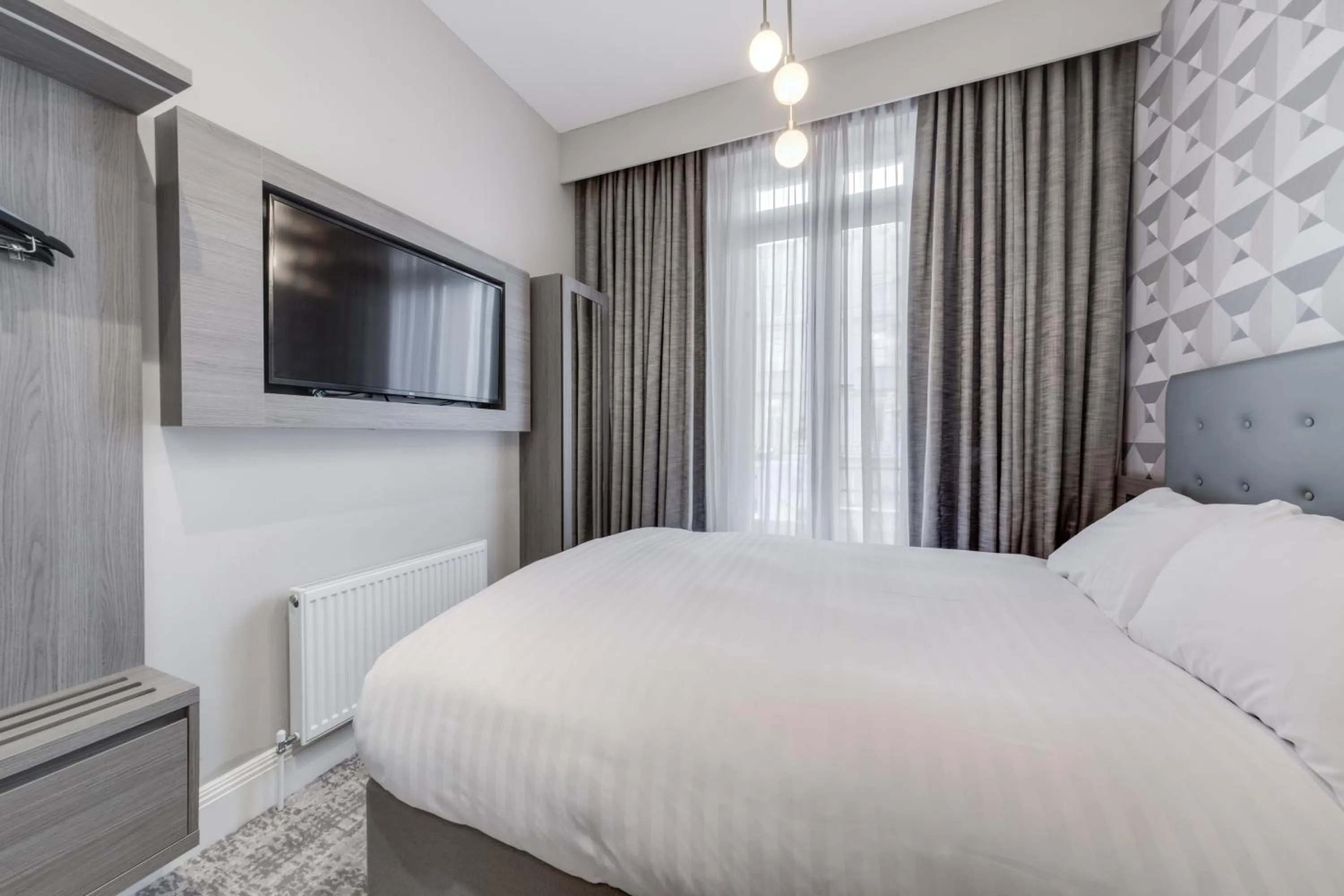 Bedroom, Bed in Mornington Victor Hotel London Belgravia