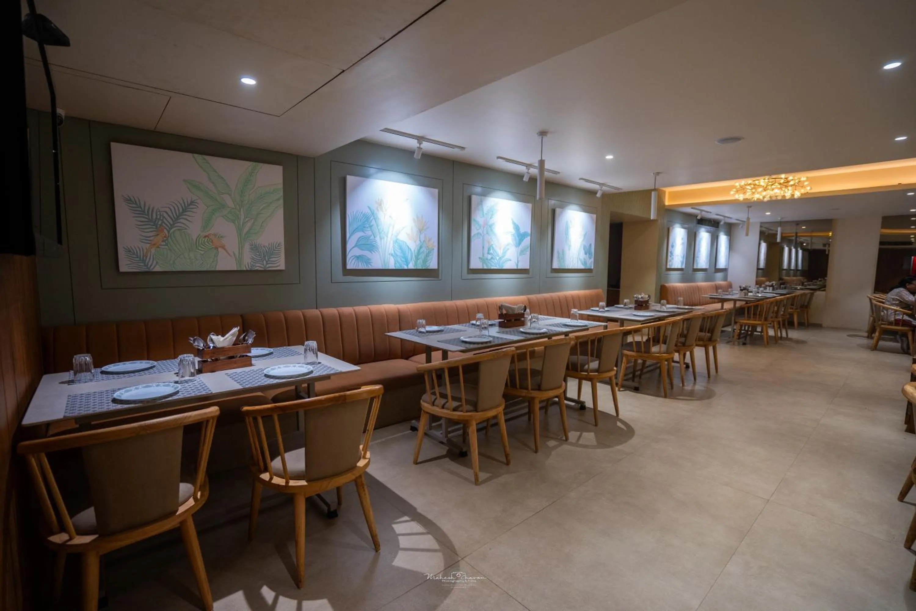 Restaurant/places to eat in Hotel Vrishali Executive