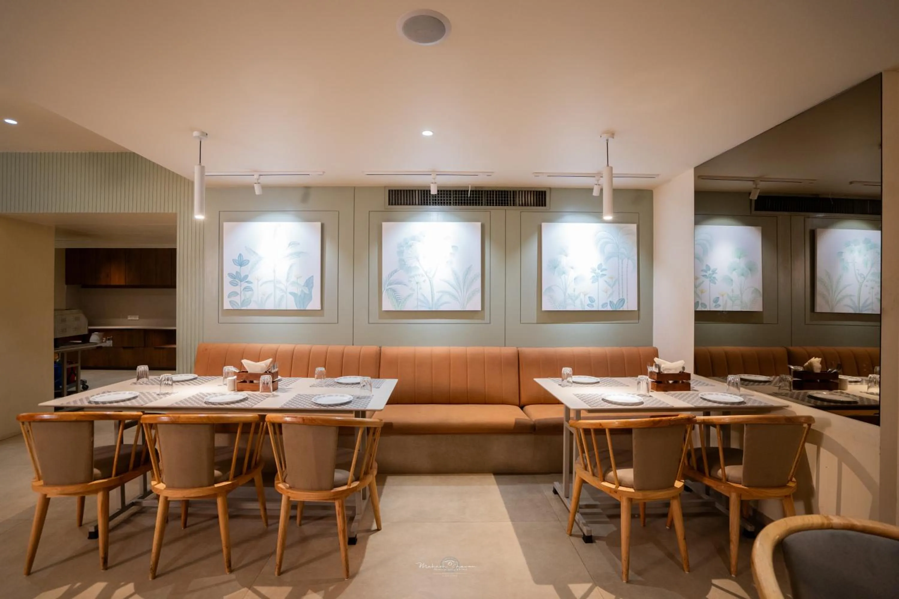 Restaurant/places to eat in Hotel Vrishali Executive