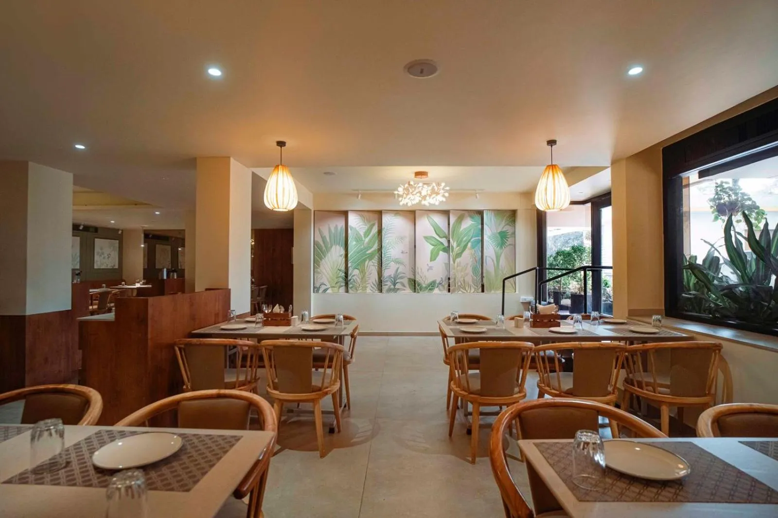 Restaurant/places to eat in Hotel Vrishali Executive