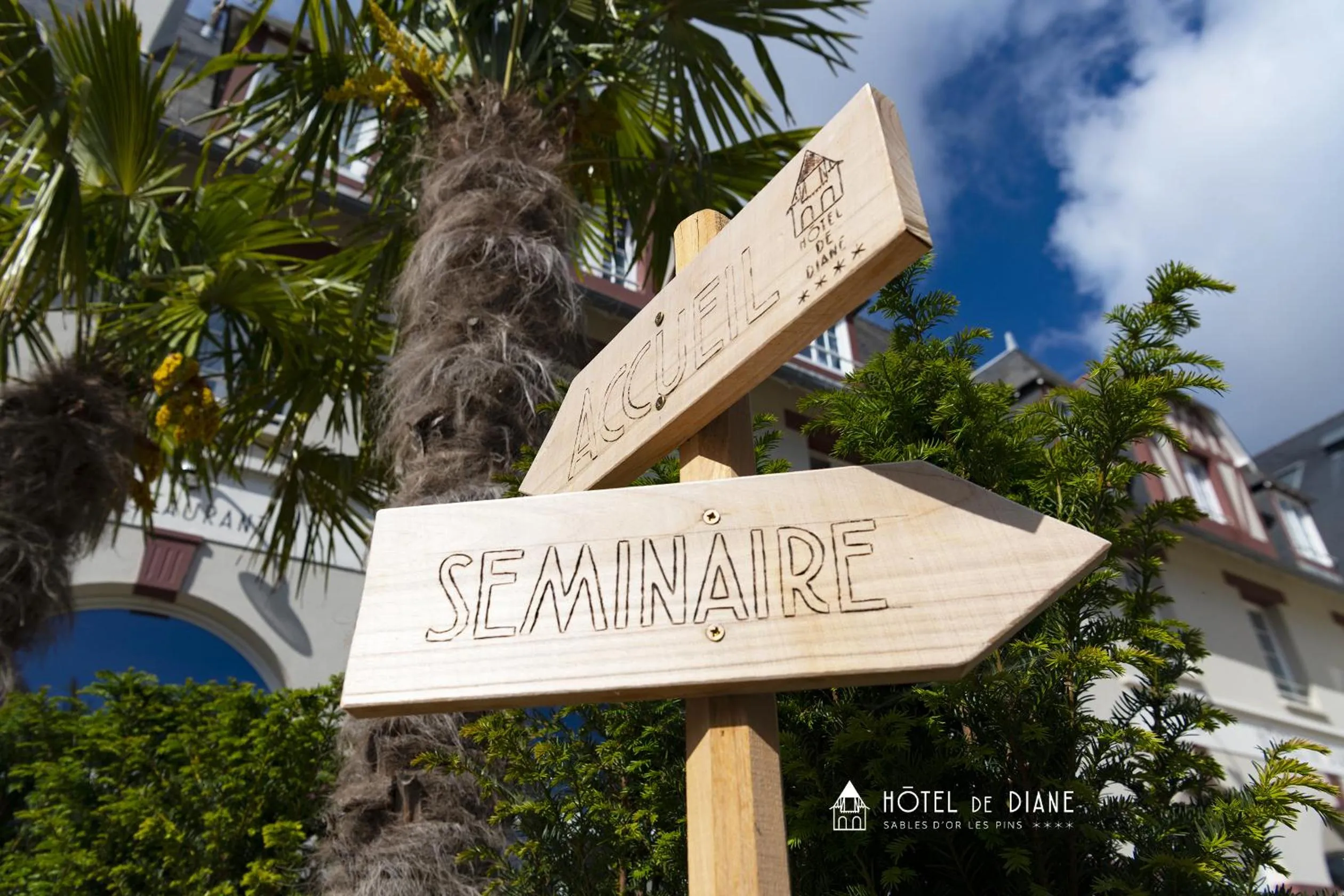 Text overlay in Hotel De Diane