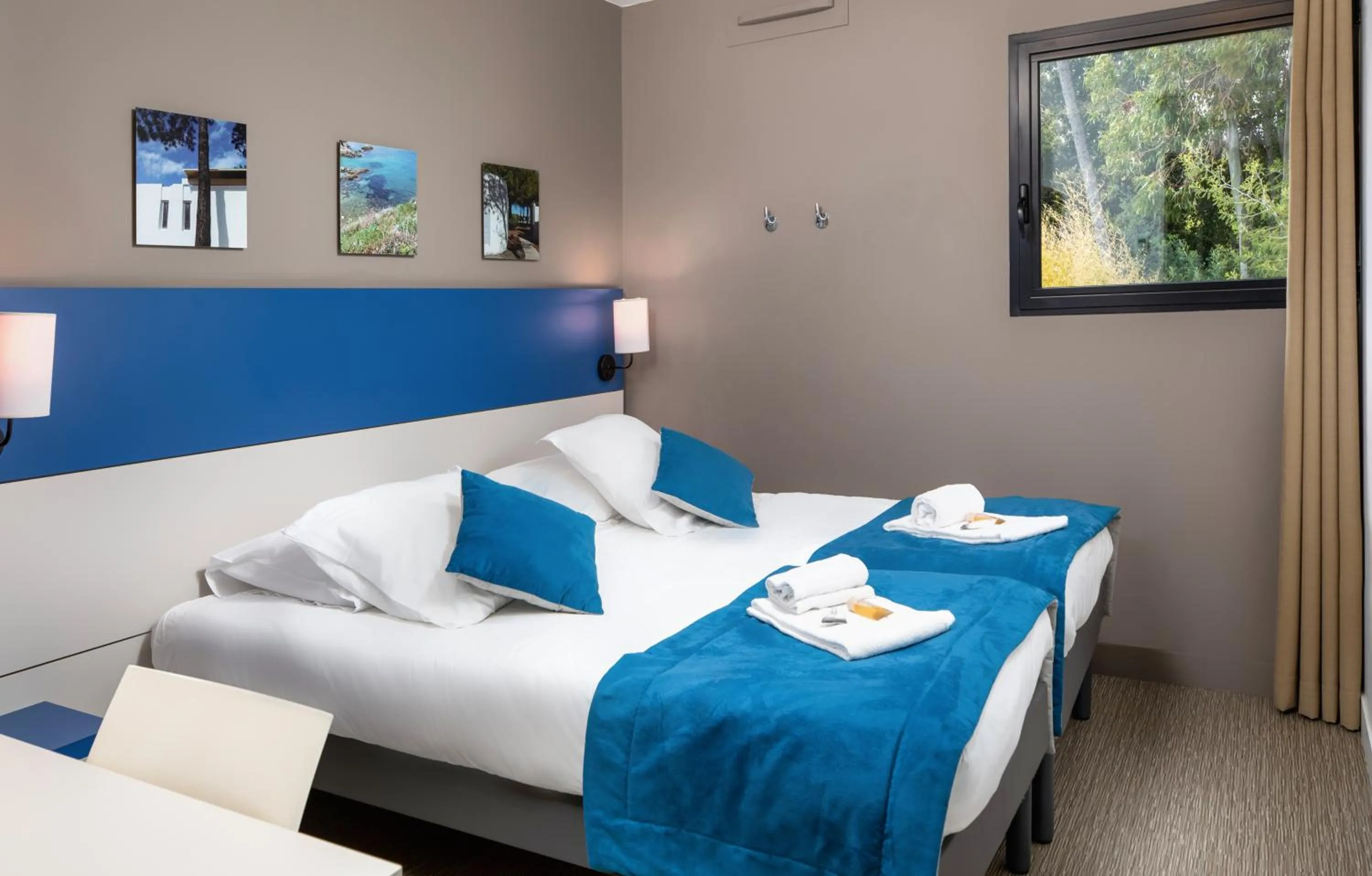 Photo of the whole room, Bed in SOWELL Family Riviera