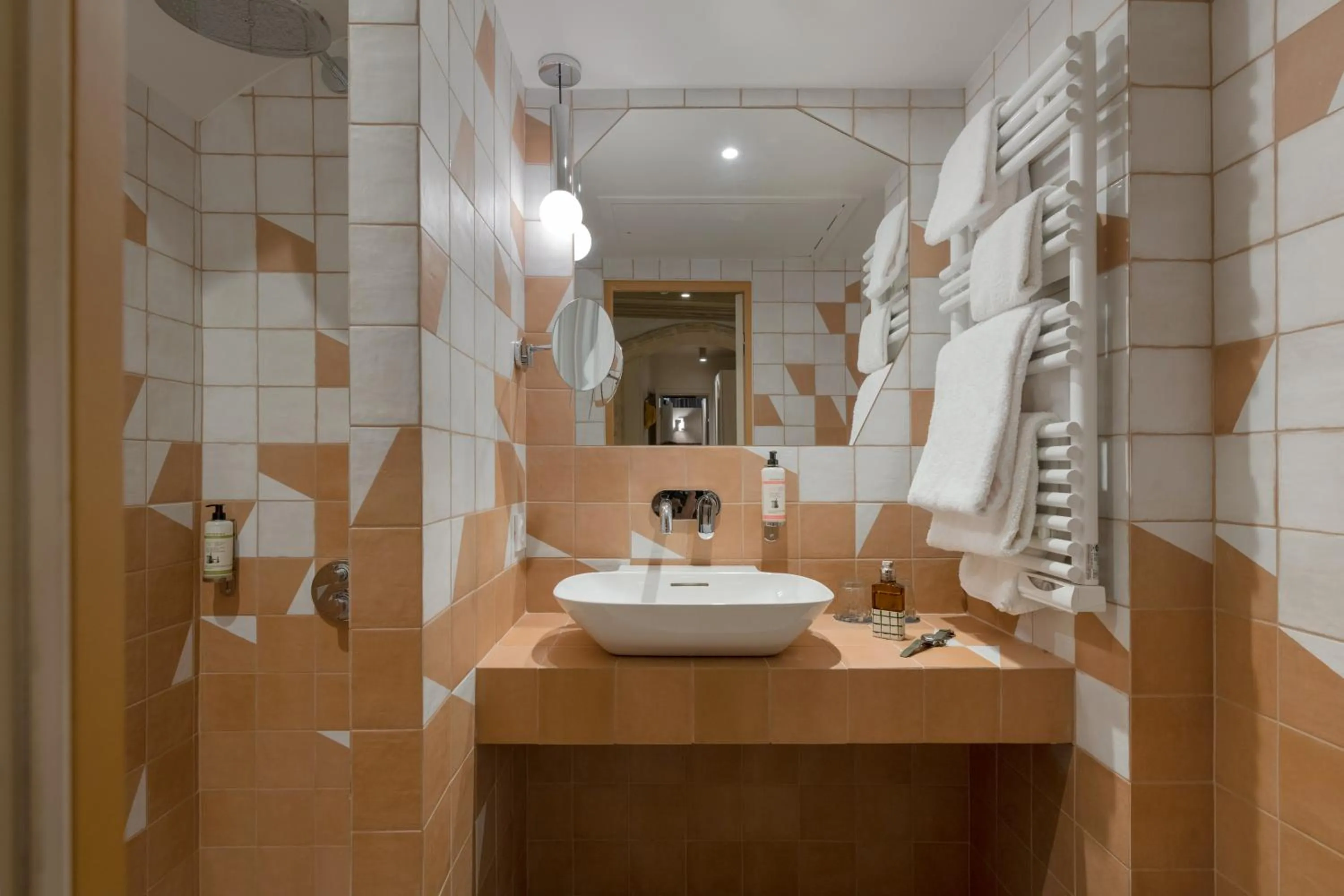 Shower in Académie Hôtel Lyon