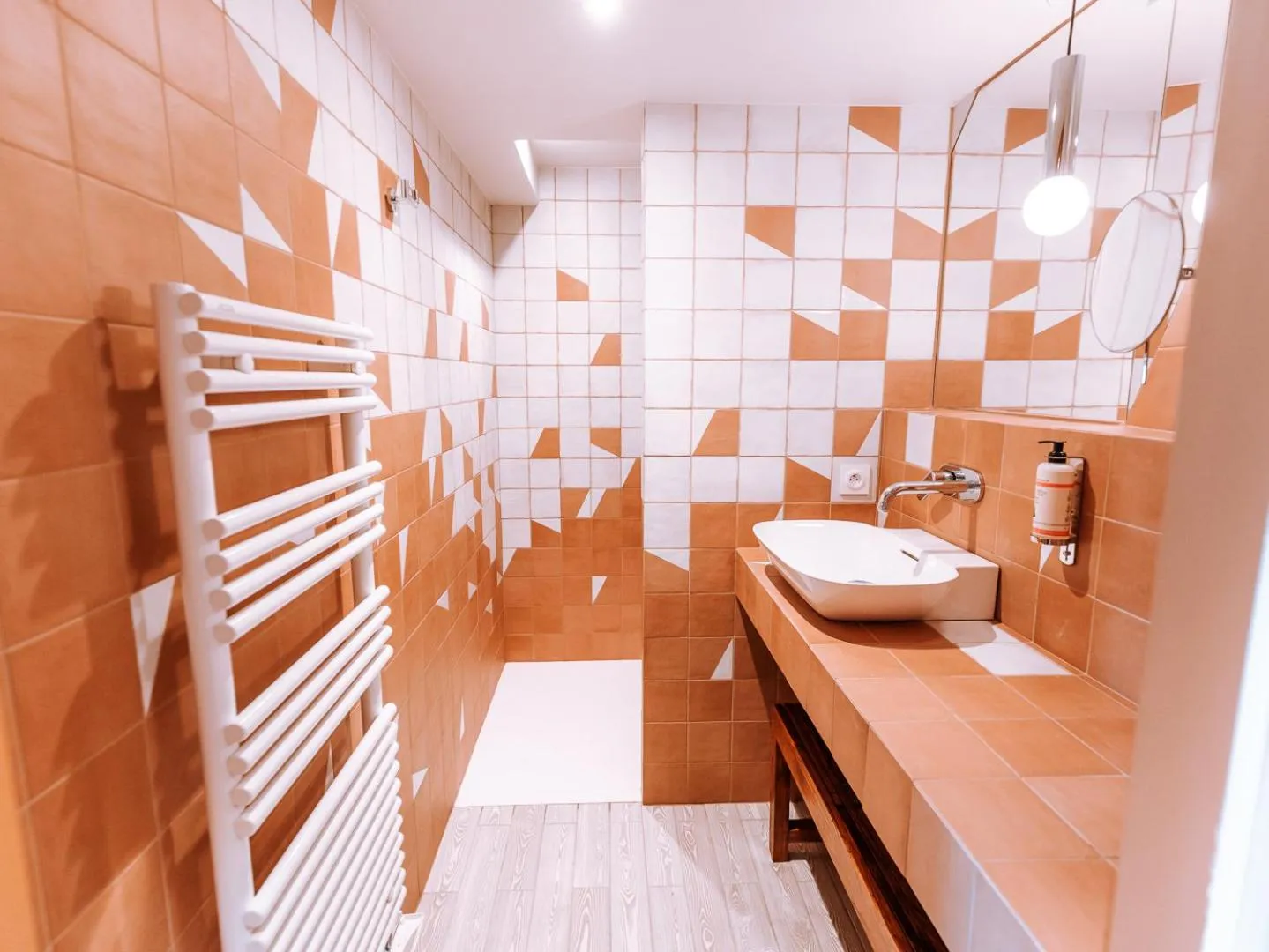 Shower in Académie Hôtel Lyon